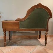Banquette ancienne en bois sculpté avec assise capitonnée verte et tir