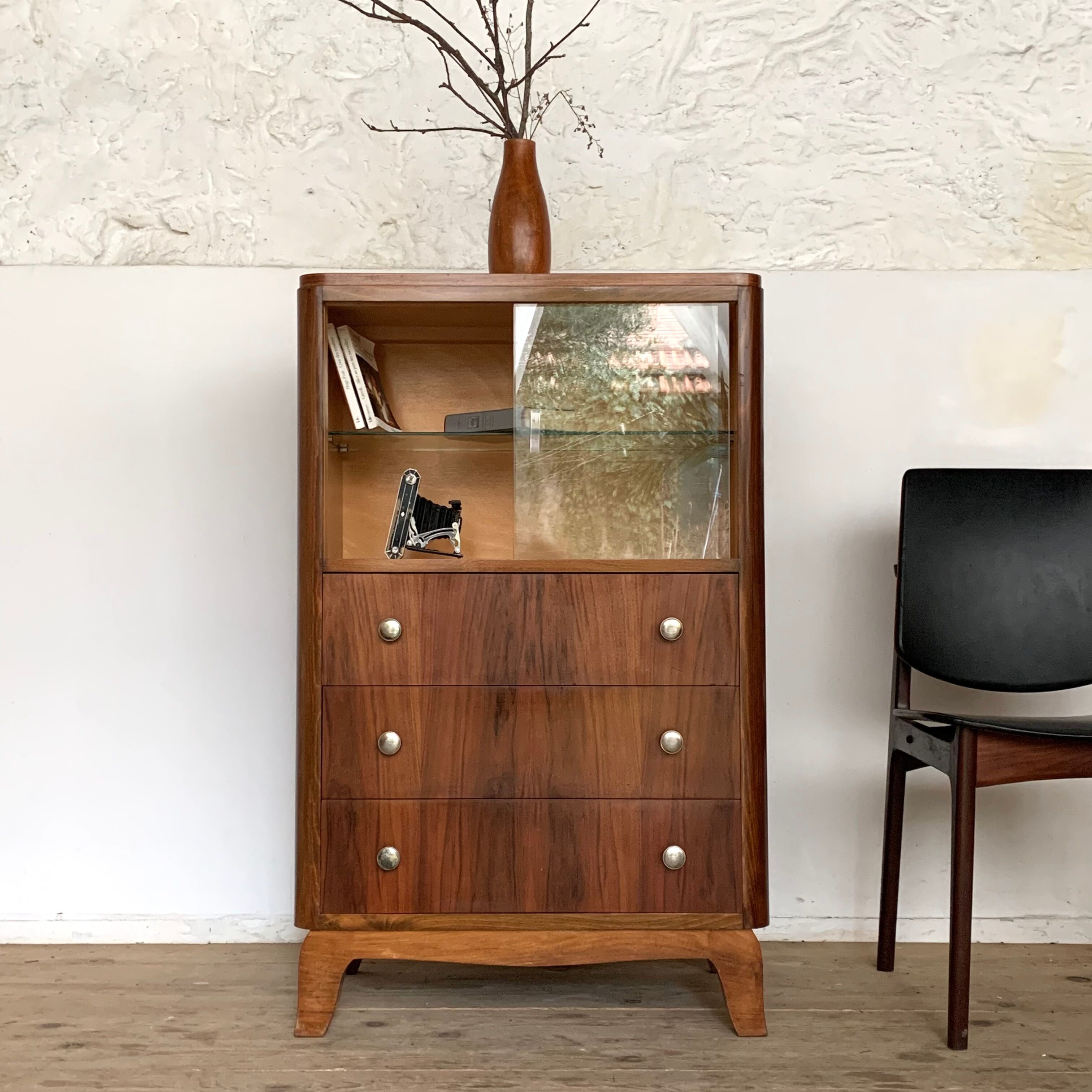 Vintage showcase library