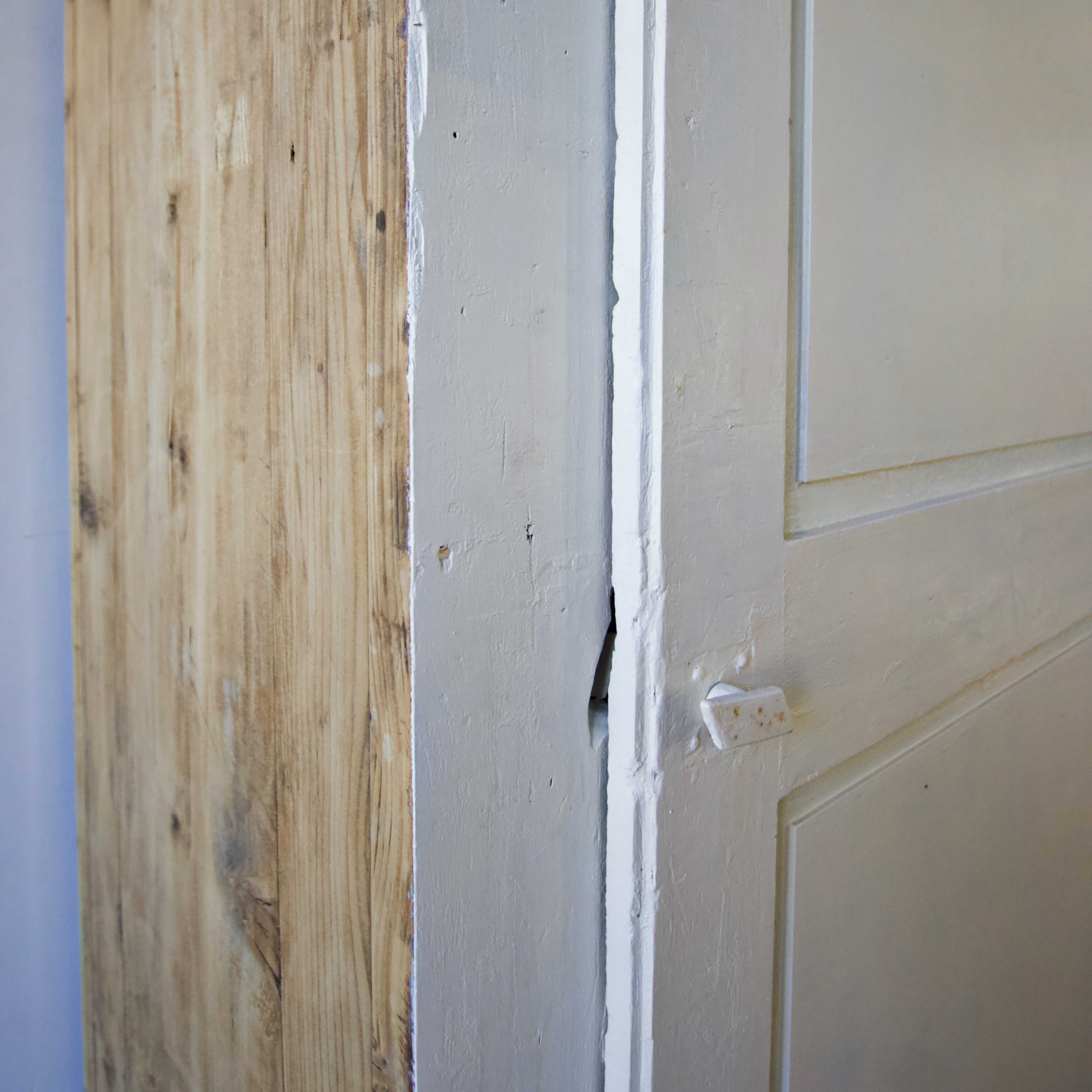 White and wood bonnet