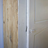 White and wood bonnet