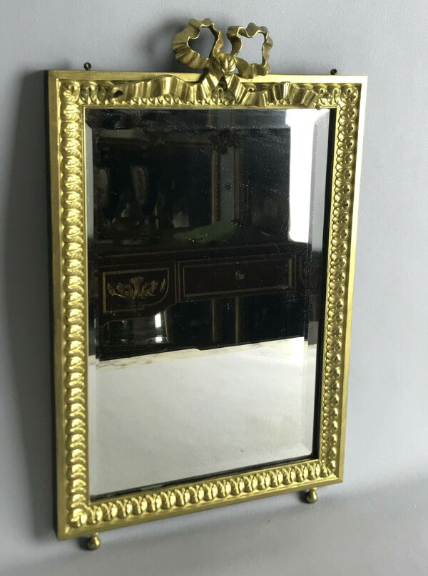 Miroir biseauté en bronze doré de style Louis XVI  37cm x 23,5cm