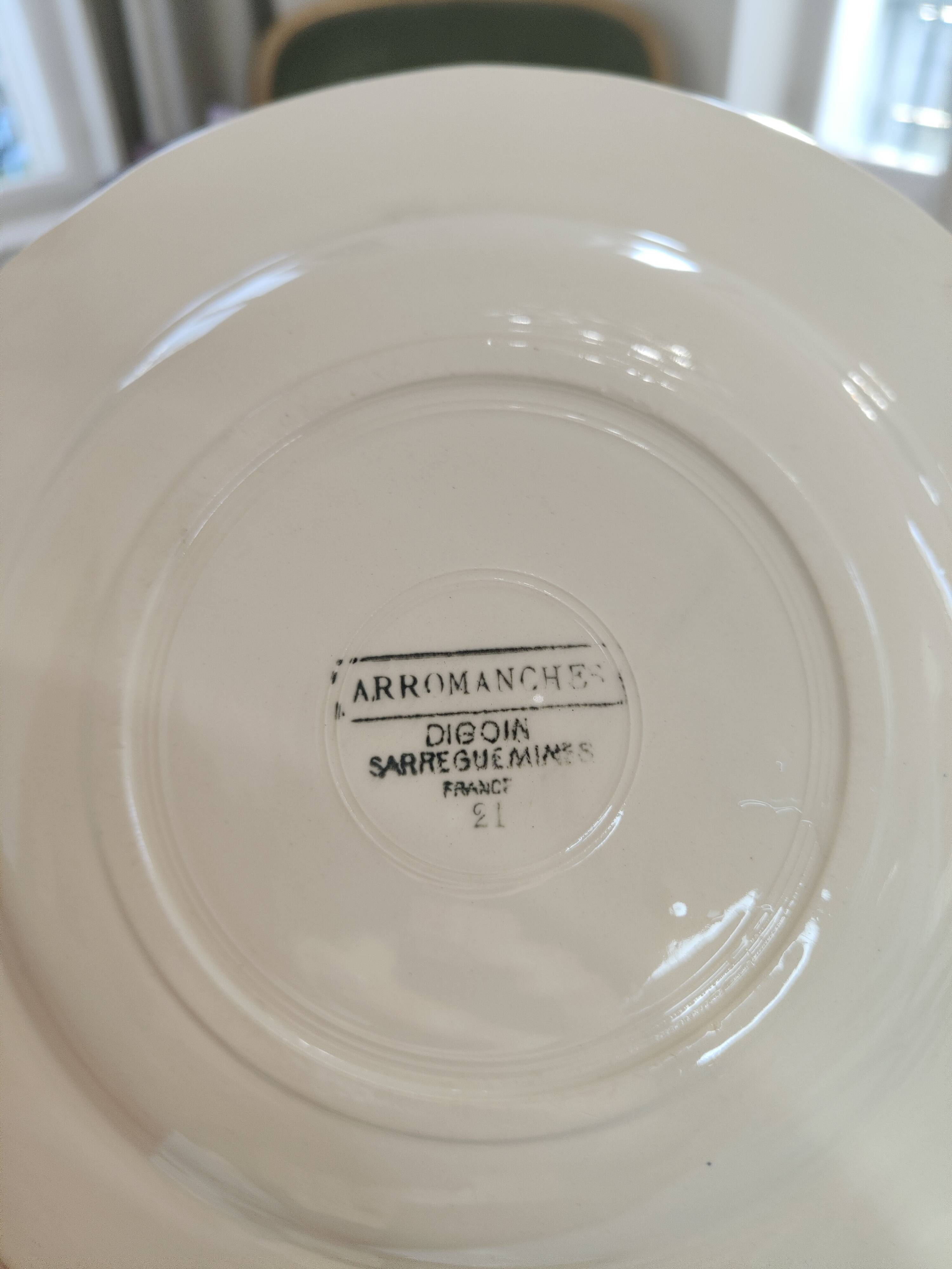 Set of 2 deep plates and 4 flat plates