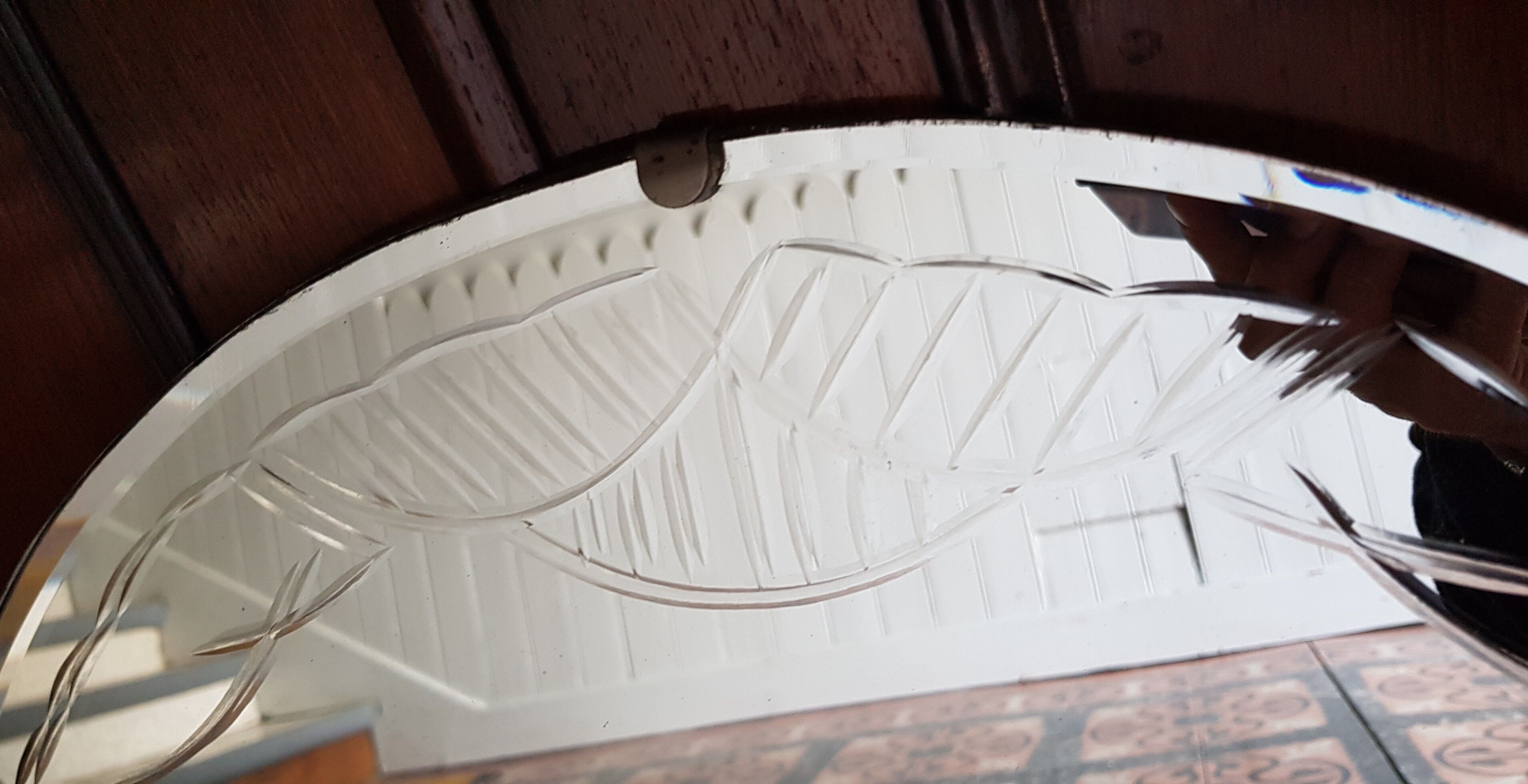 Bevelled and chiseled round mirror