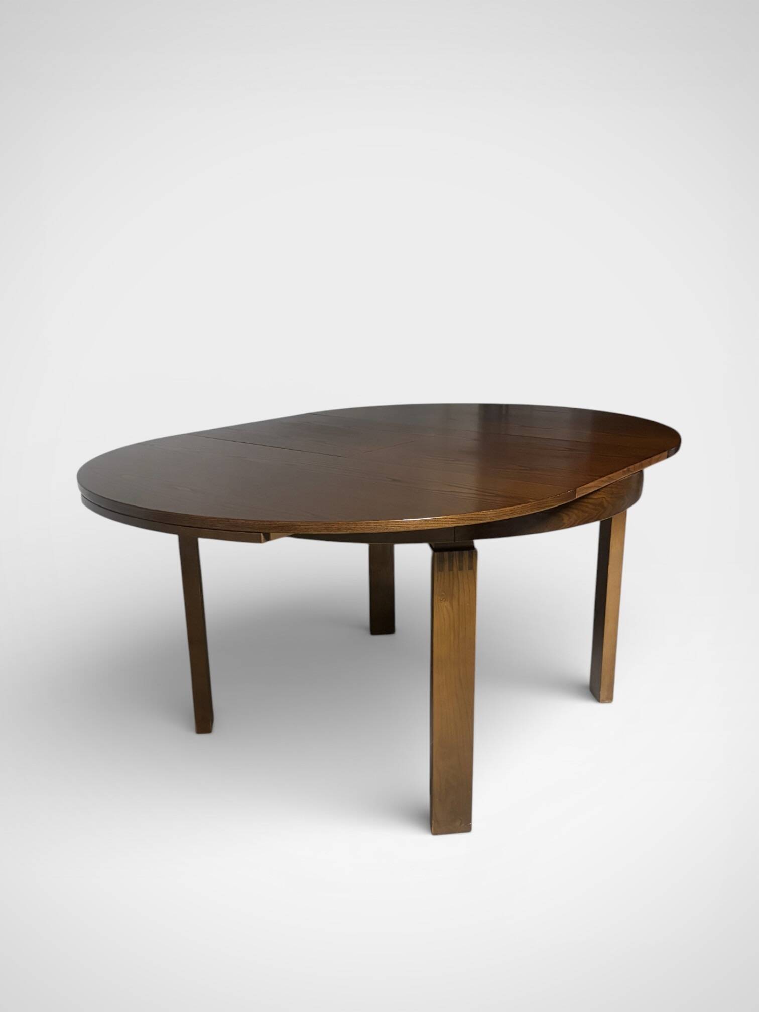 round brutalist extendable dining table from the 60s/70s
