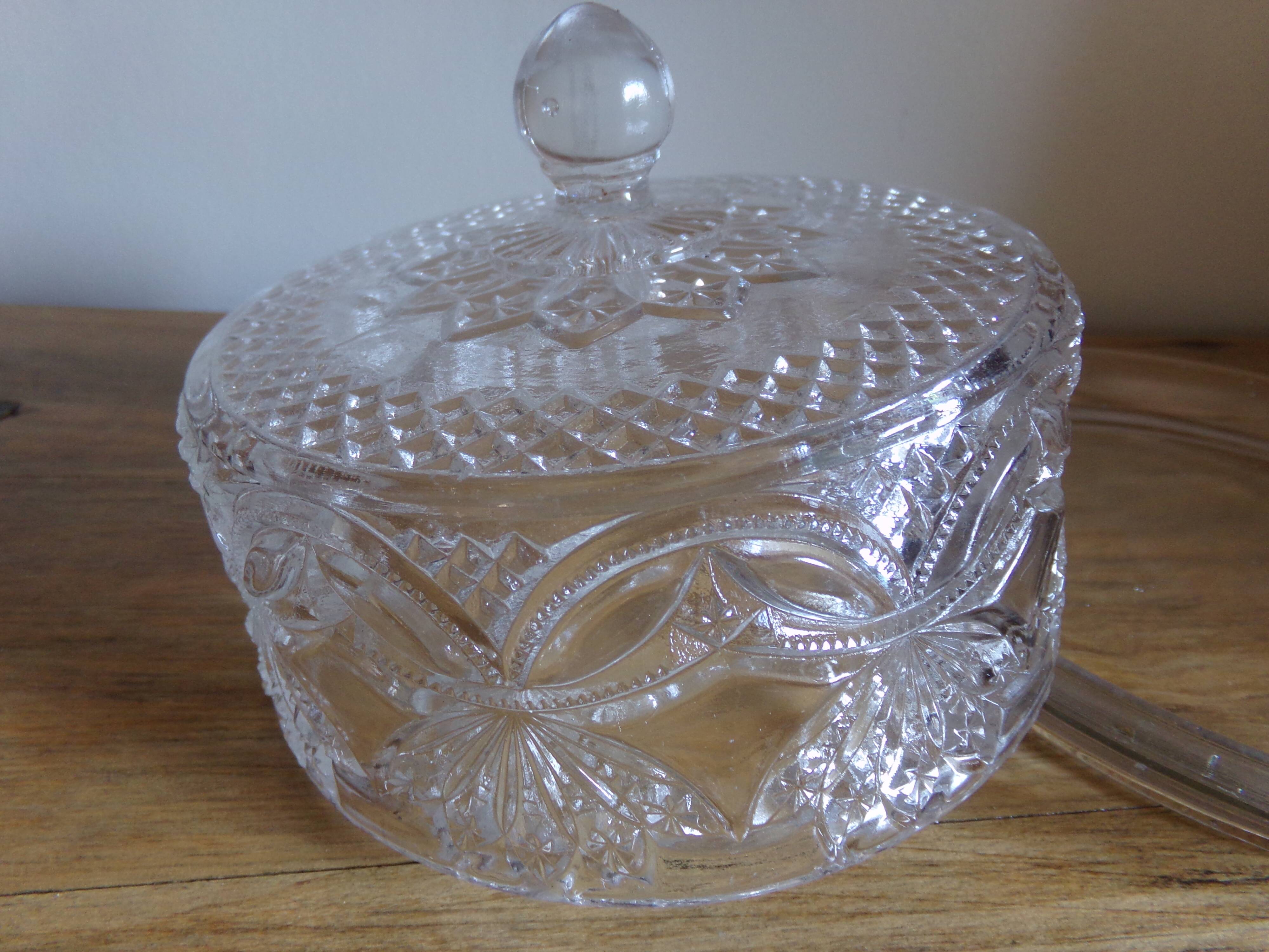 Cloche en verre ciselé et son plat