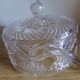 Cloche en verre ciselé et son plat