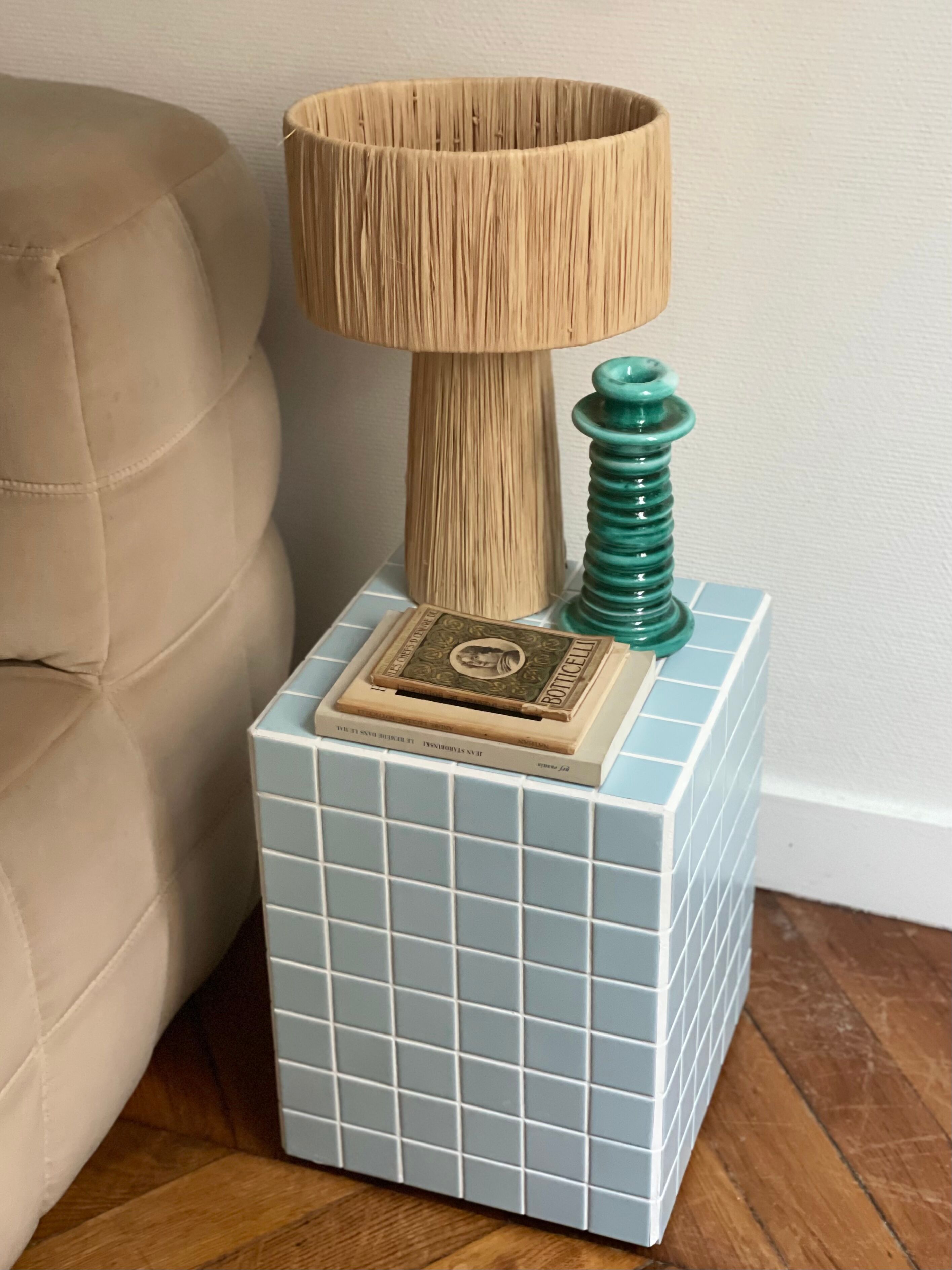 Table d’appoint cube bout de canapé carrelage mosaïque bleu ciel  joint blanc ora 30x30xh40cm