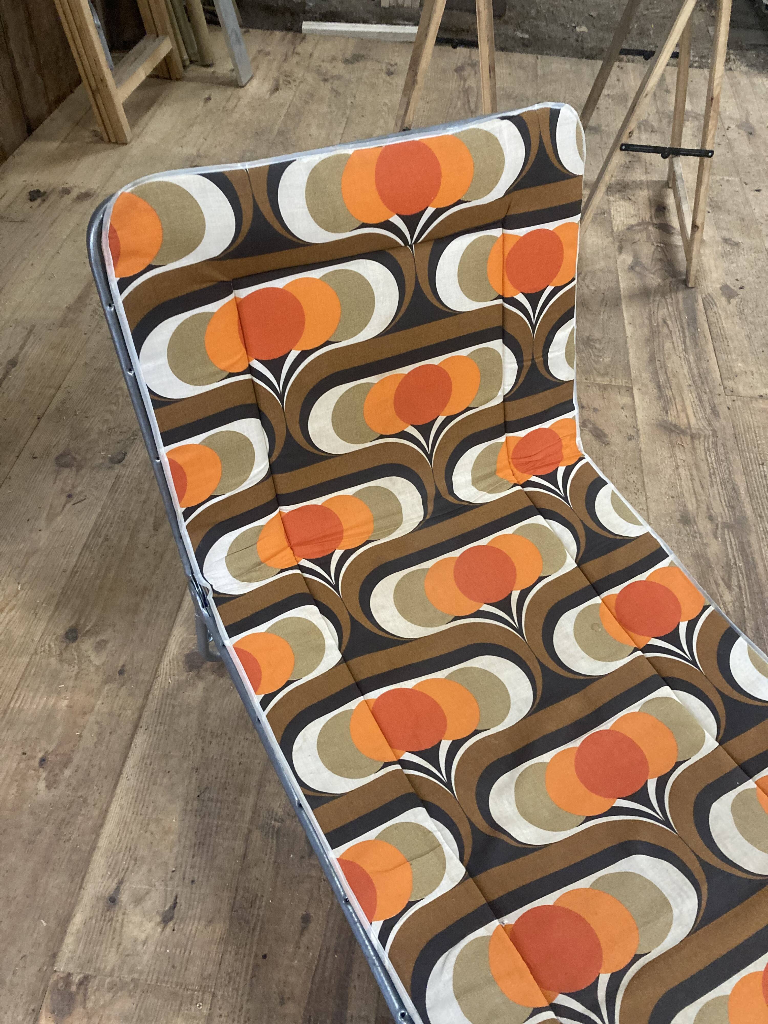 1970 orange pattern / chaise longue / vintage camp bed in metal and fabric