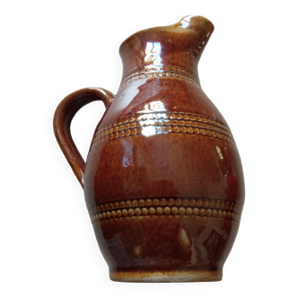 Berry sandstone pitcher