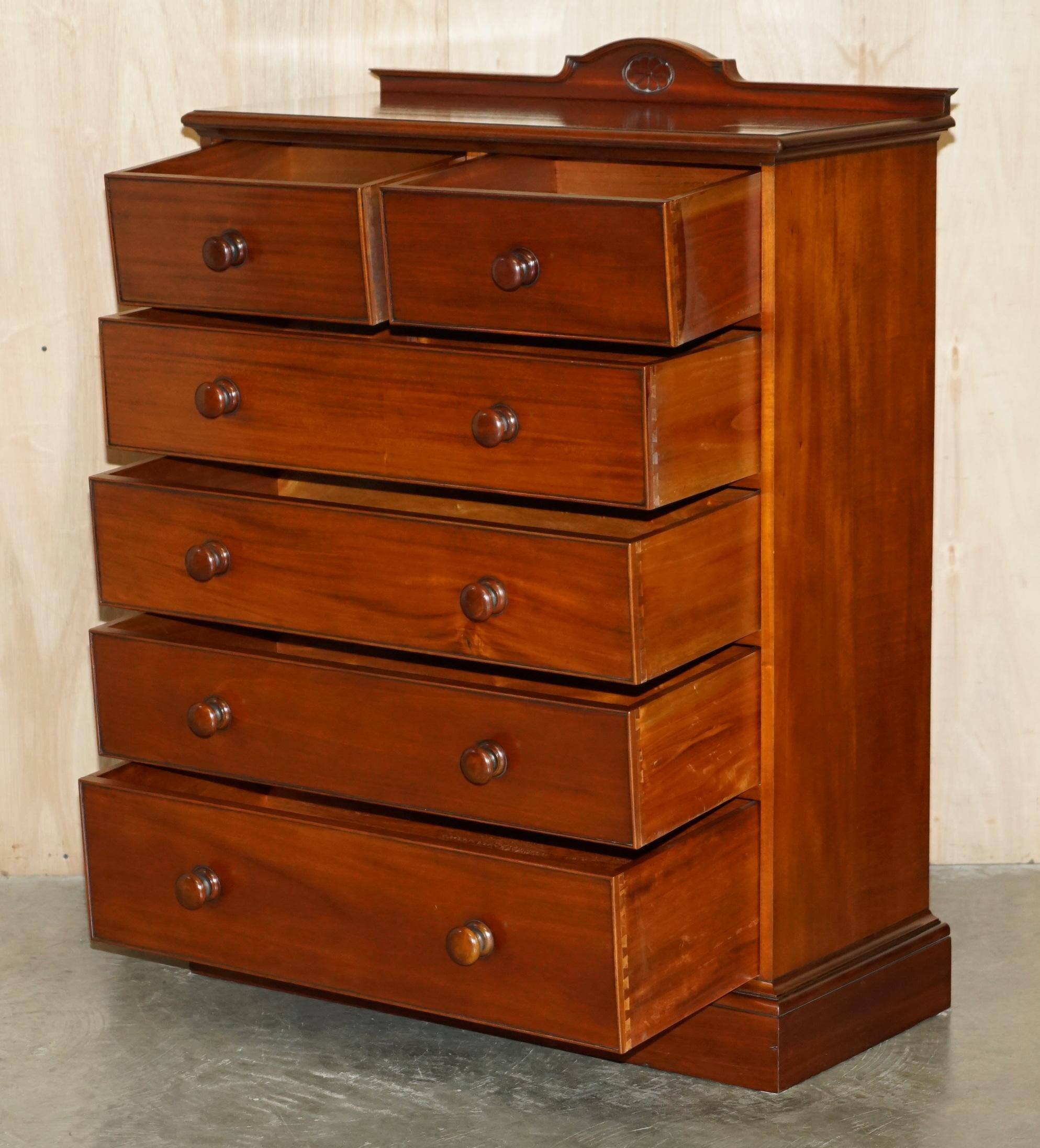 Paire de commodes vintage en acajou flammé