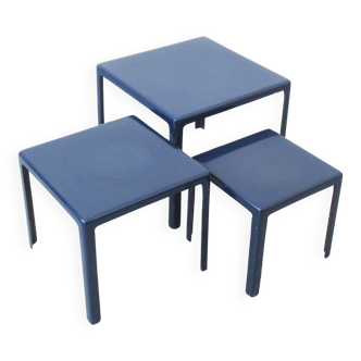 Trois tables gigogne en fibre de verre bleu Années 70