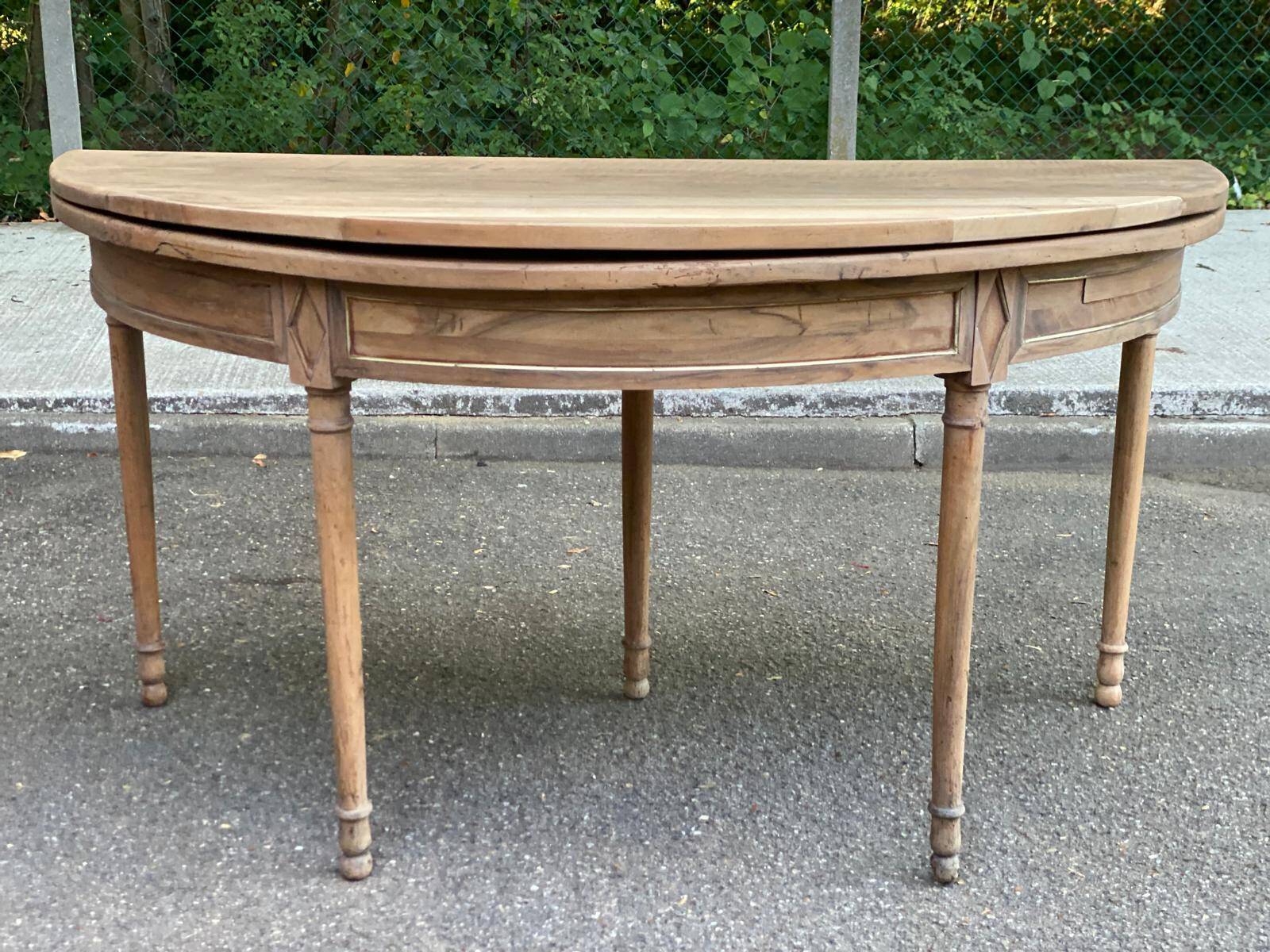 Louis XVI console dining table, extendable, renovated walnut from the 18th century.