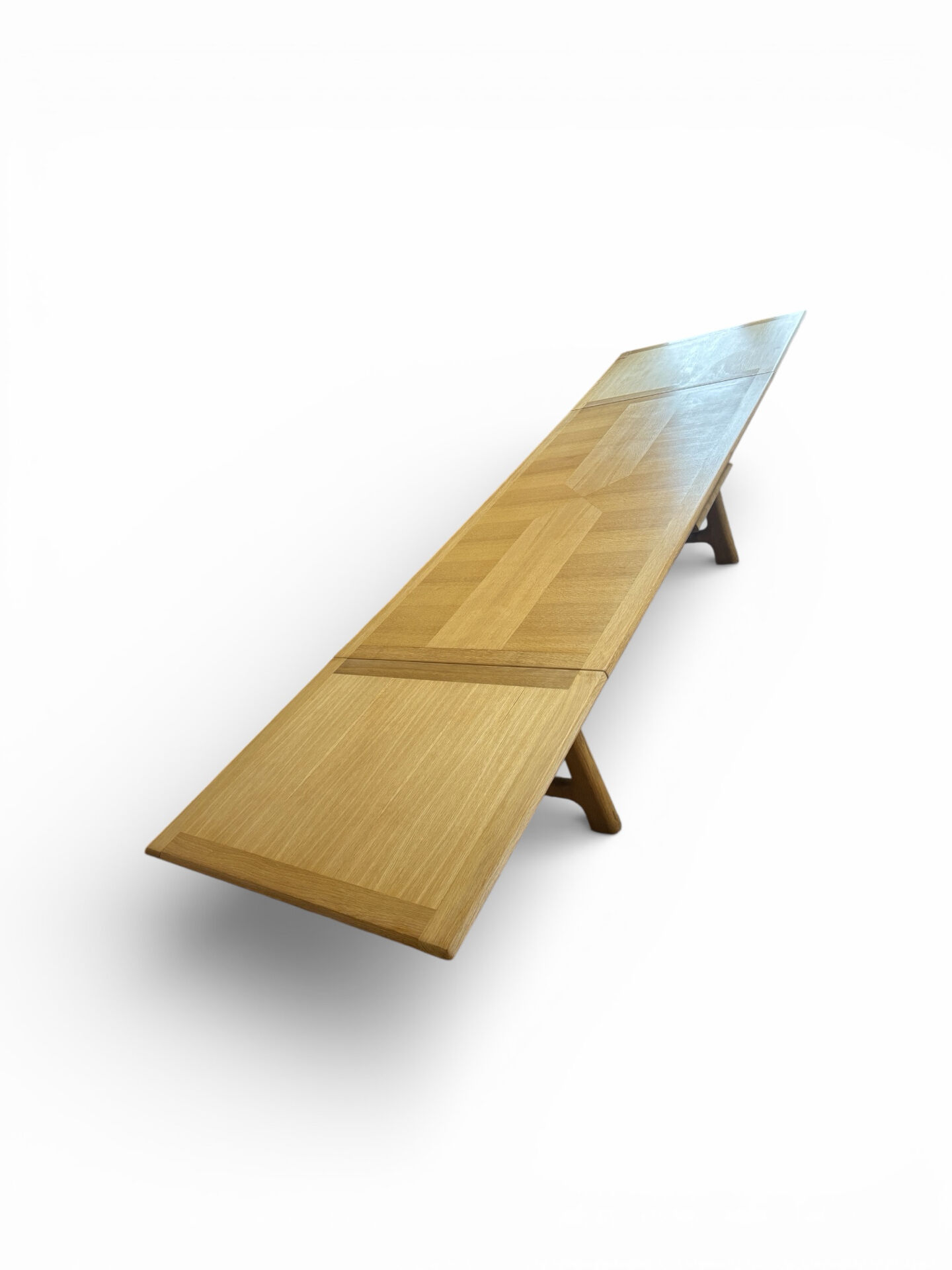 Table à rallonges en chêne par Guillerme & Chambron édition Votre Mais
