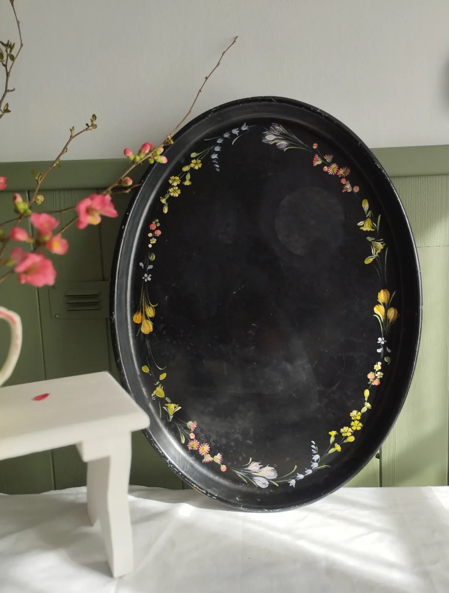 Old large English plate made of papier-mâché.