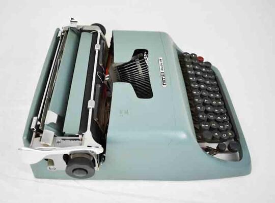 Machine à écrire Olivetti Studio 44 dans son étui avec la clef du coffret