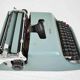 Machine à écrire Olivetti Studio 44 dans son étui avec la clef du coffret