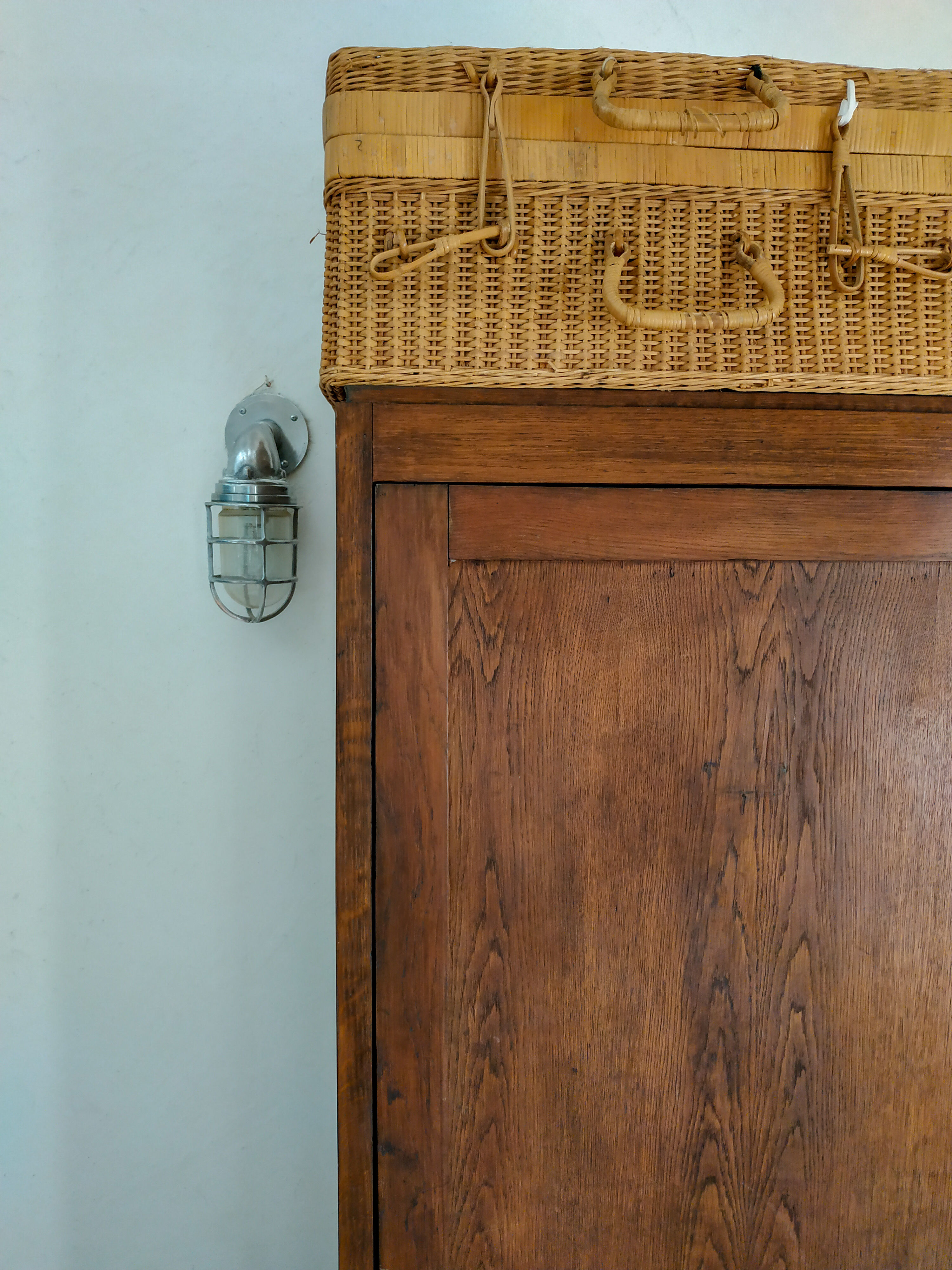 Armoire parisienne ancienne