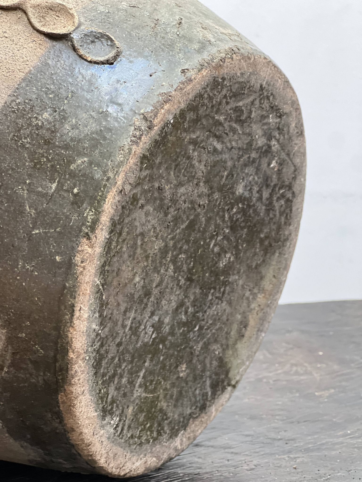 Cruche à huile à trois anses