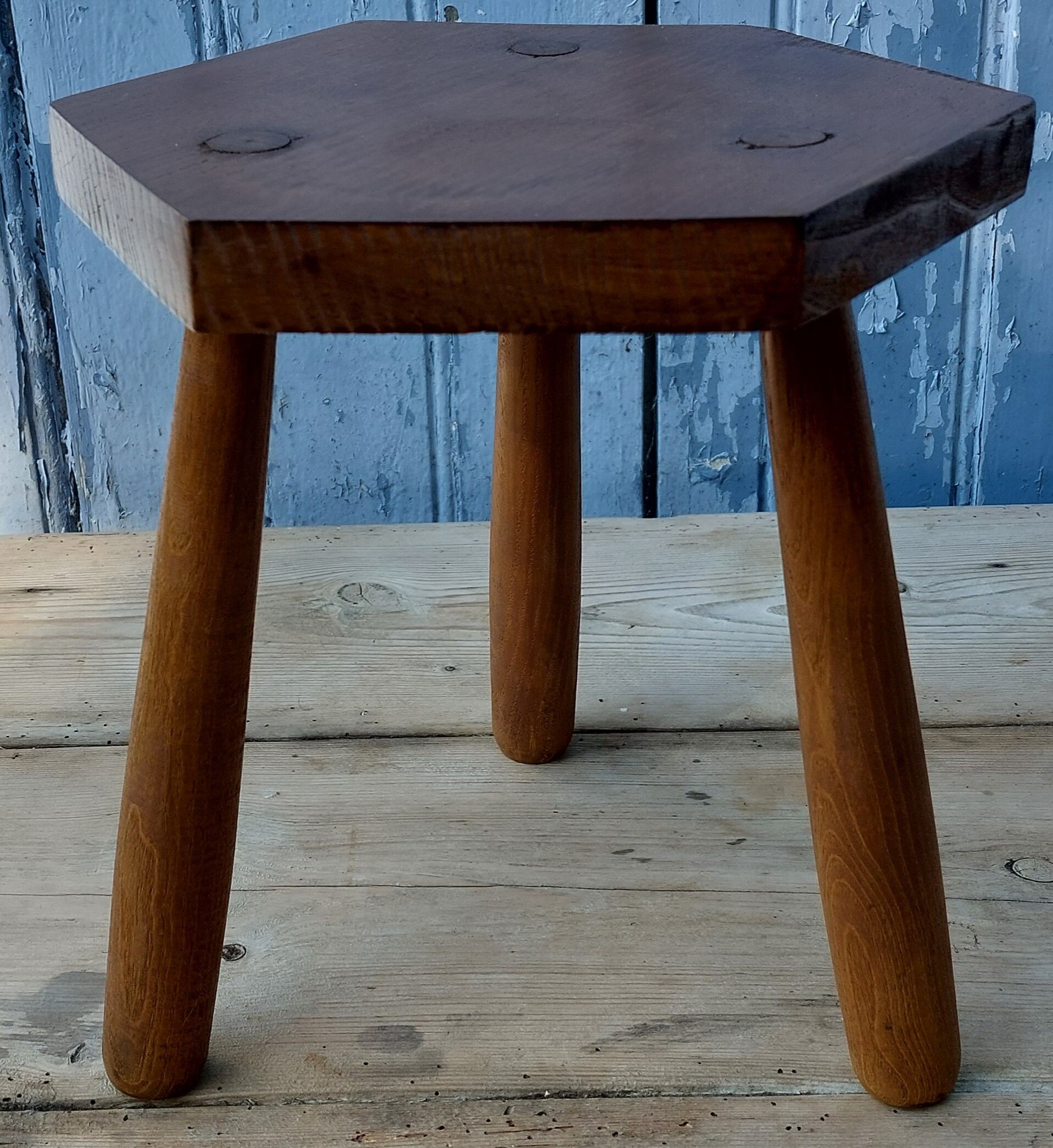 Tripod milking stool