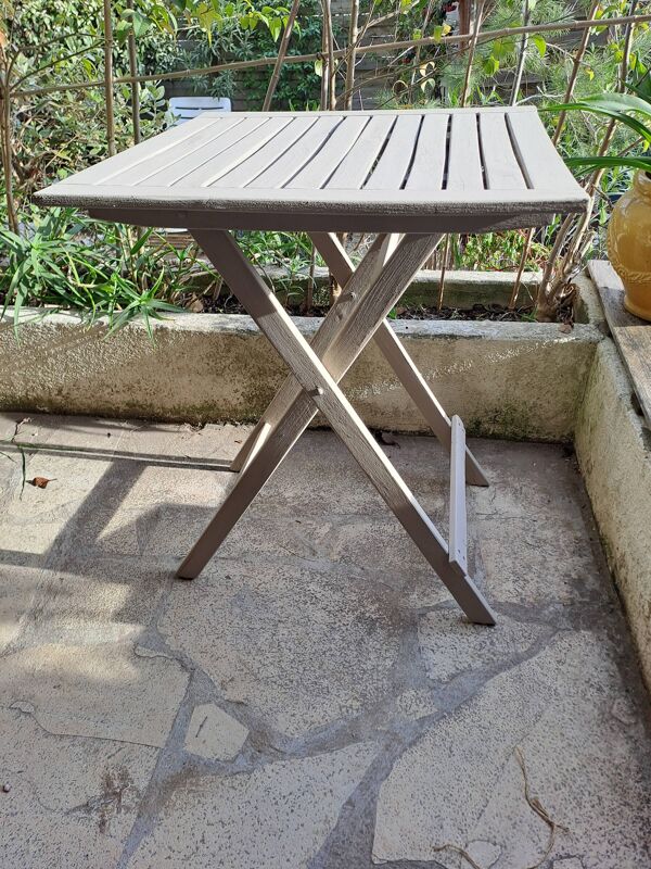 Table jardin pliante en bois peinte en beige grisé carrée