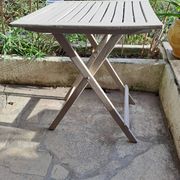 Table jardin pliante en bois peinte en beige grisé carrée