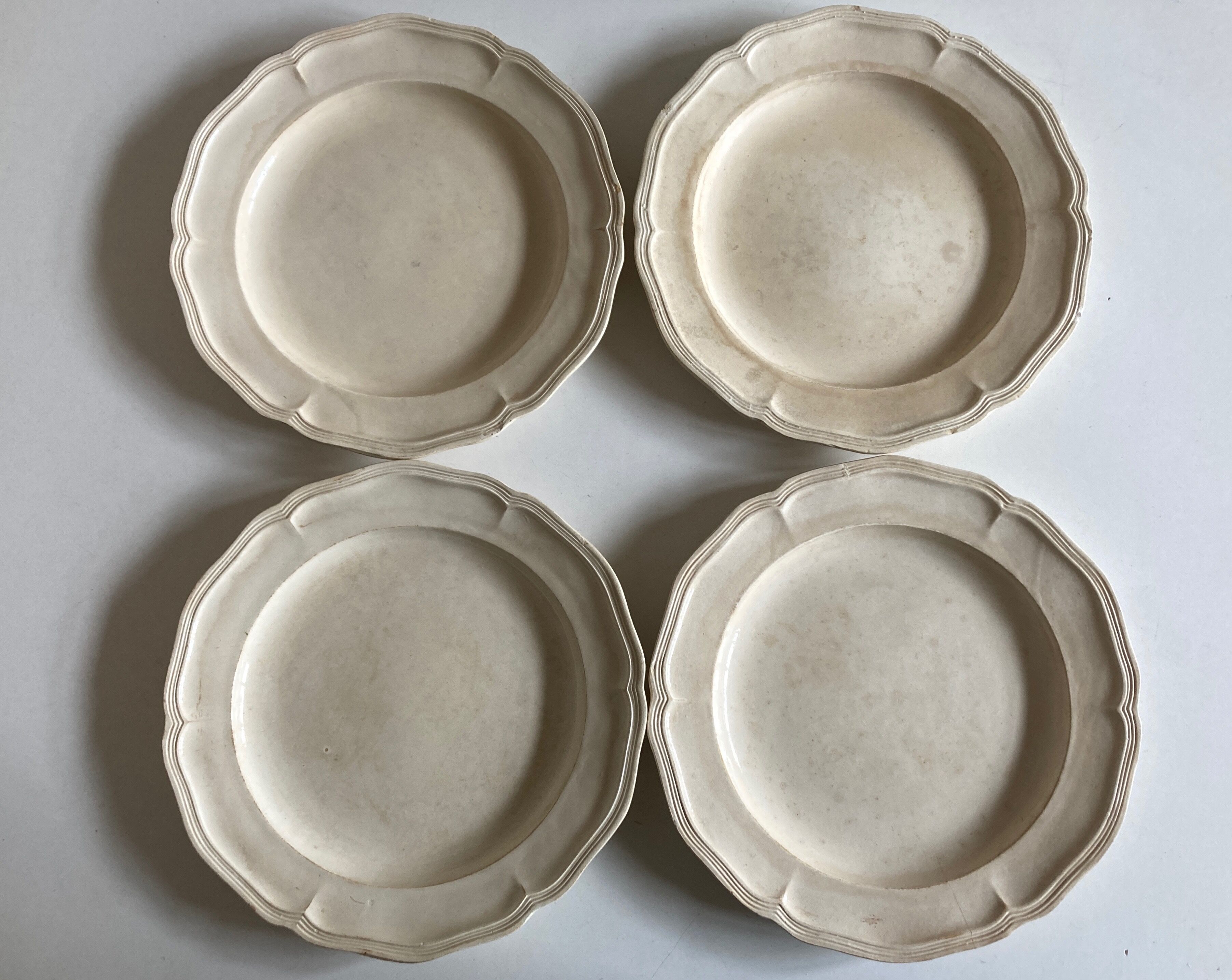 Set de 4 assiettes 18e à godrons en faience fine