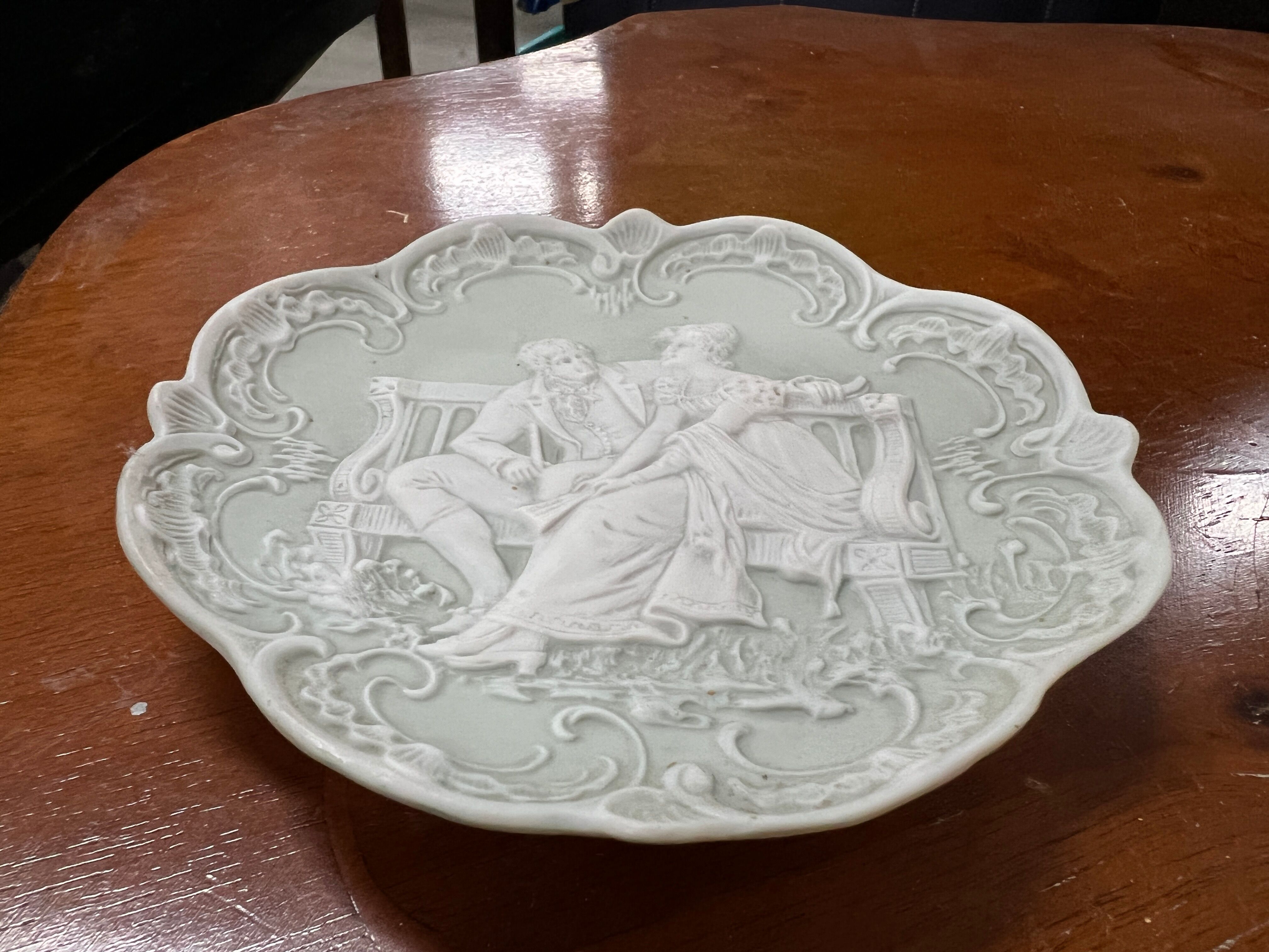 Pair of 2 decorative biscuit plates