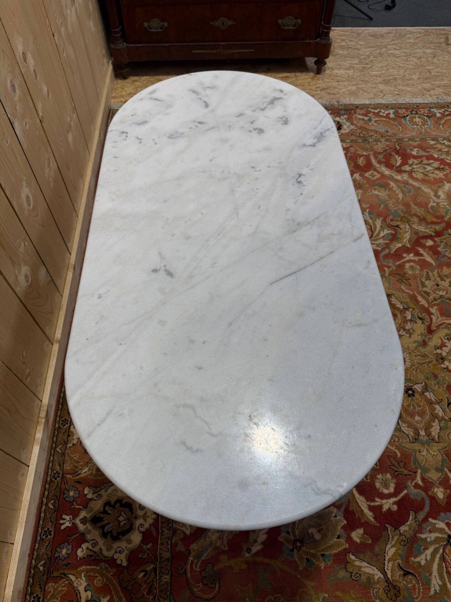 Table de bistrot en marbre oval et fonte