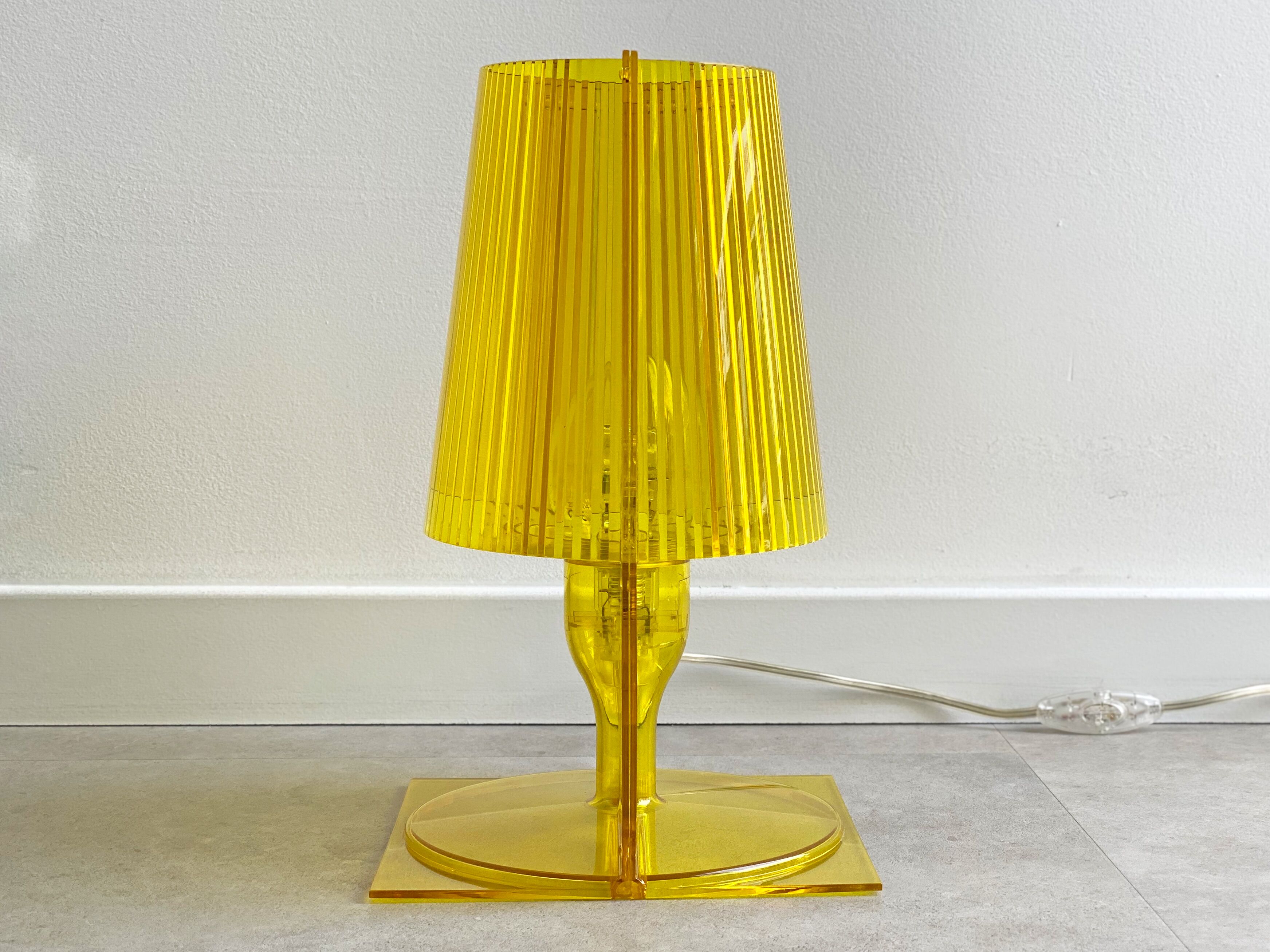 Lampe de table en acrylique jaune Kartell Take conçue par Ferruccio Laviani, Vintage