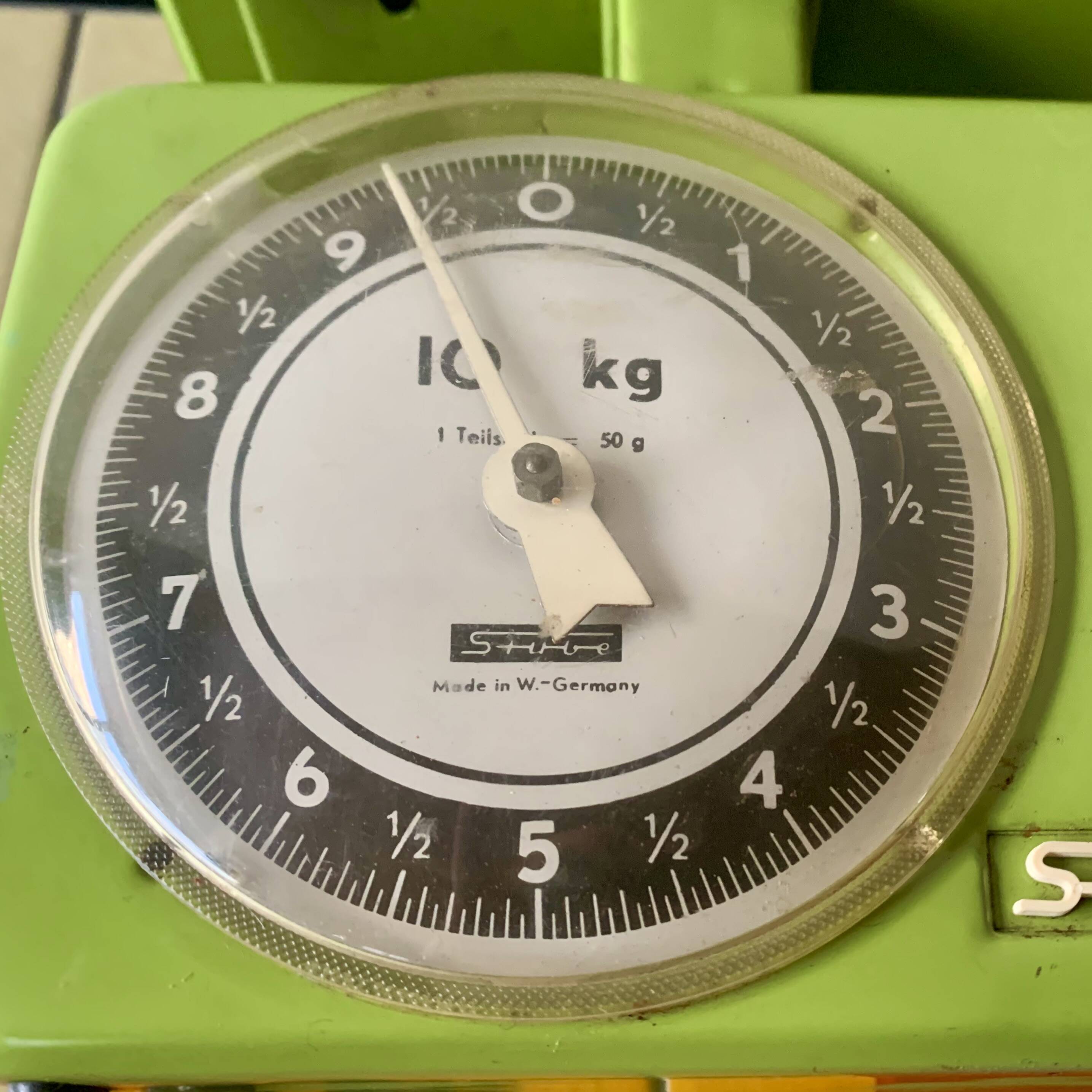 Stube vintage household scale in green enameled metal - Force 10