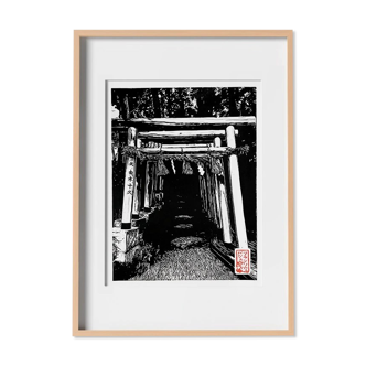 Linogravure japonaise d’un Torii mystérieux à Kanazawa : 100% fait main, certifiée et signée