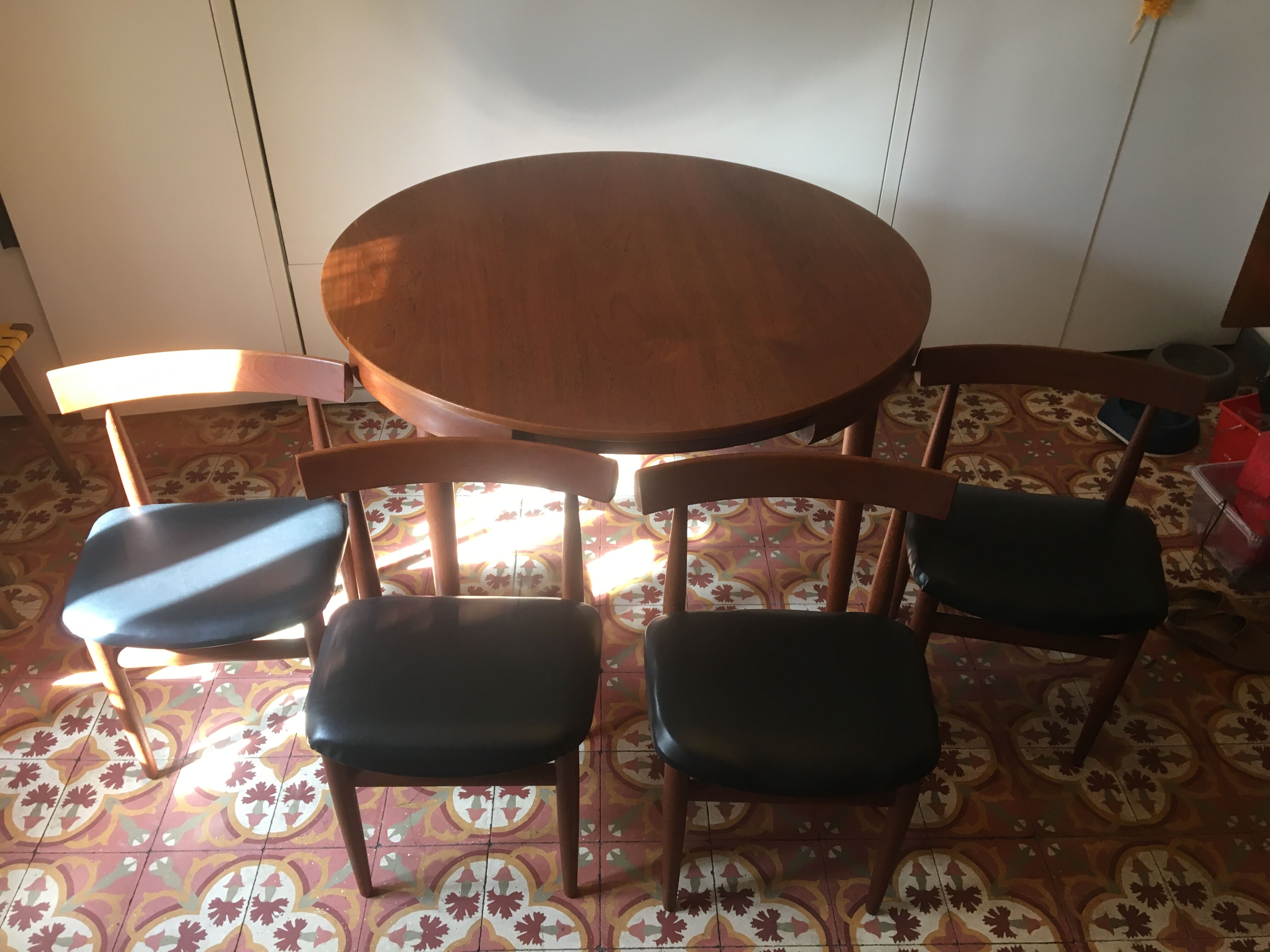 Table and 4 chairs Hans Olsen