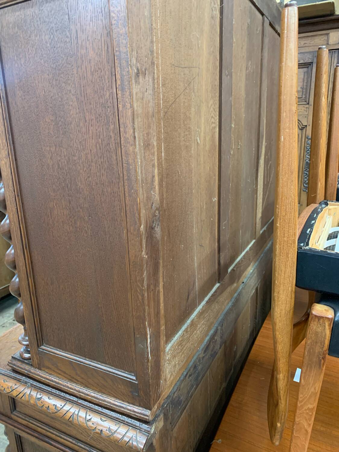 Buffet 2 corps de chasse en bois tourné et sculpté, vers 1900