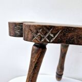 Rare Tabouret De Traite Ancien Tripode Bois Massif Sculpté Art Populaire