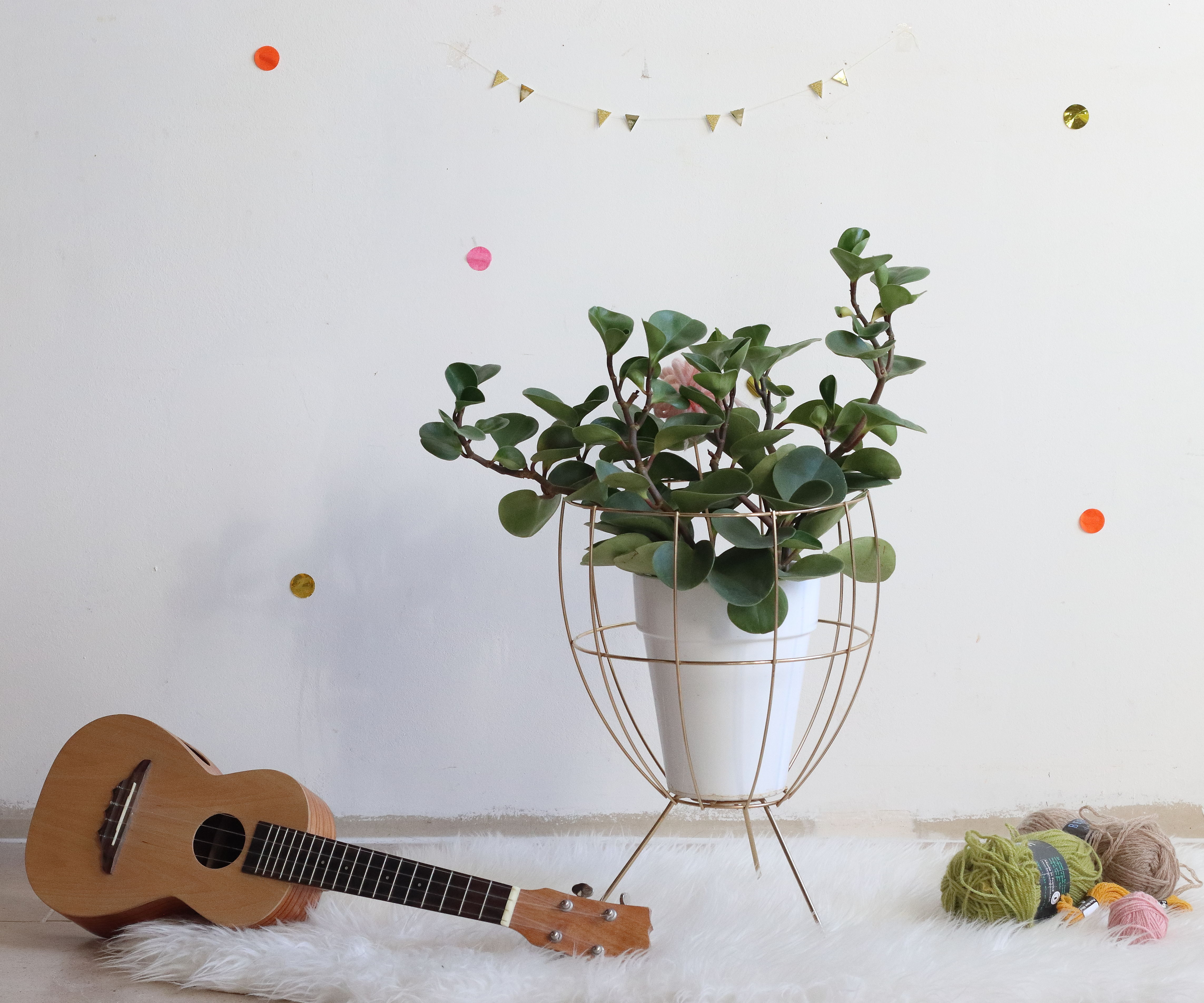Worker golden brass tripod sewing basket