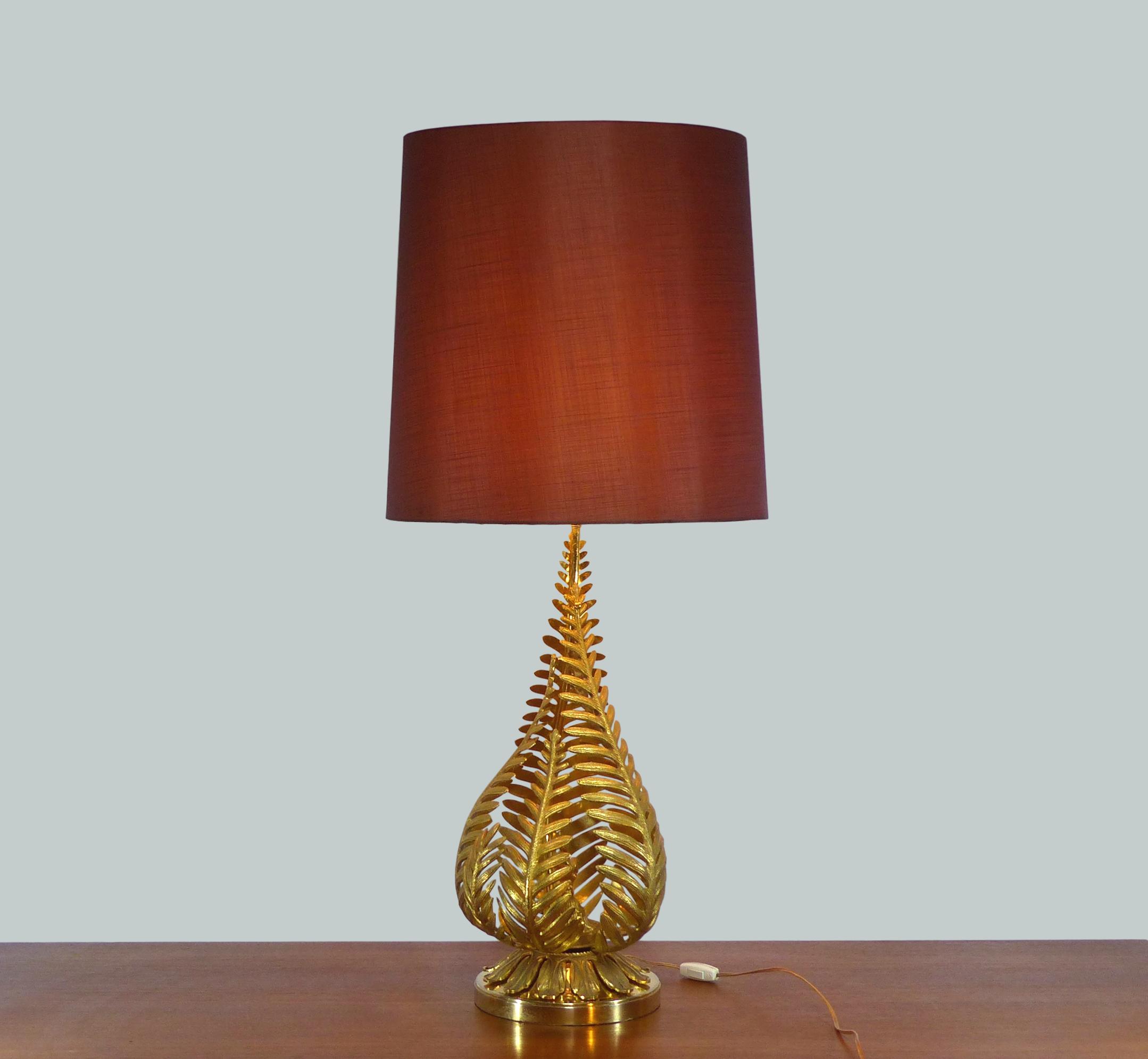 Lampe à poser aux feuillages de fougères dorés