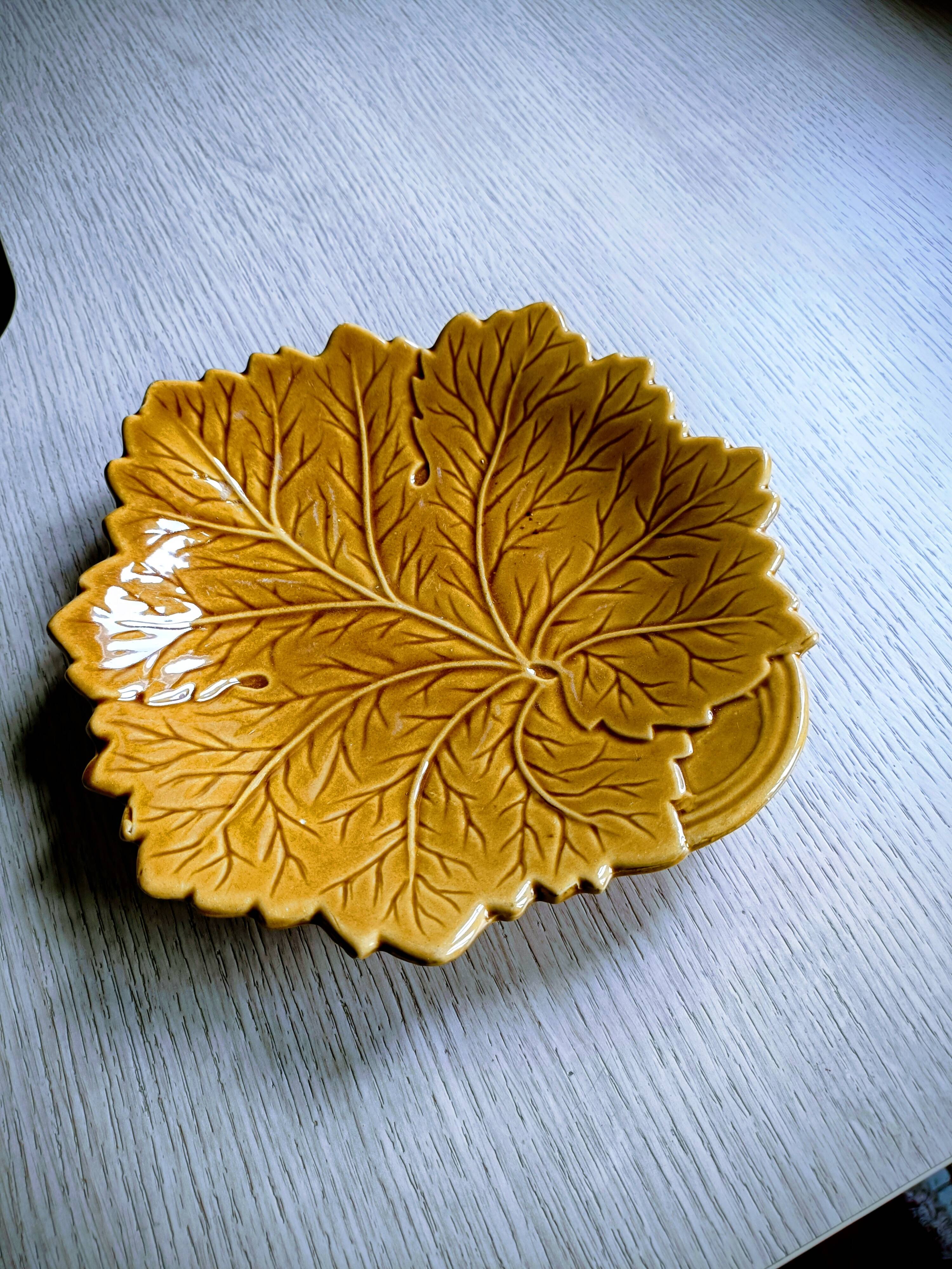 Plate barbotine vine leaf