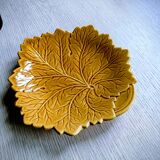 Plate barbotine vine leaf