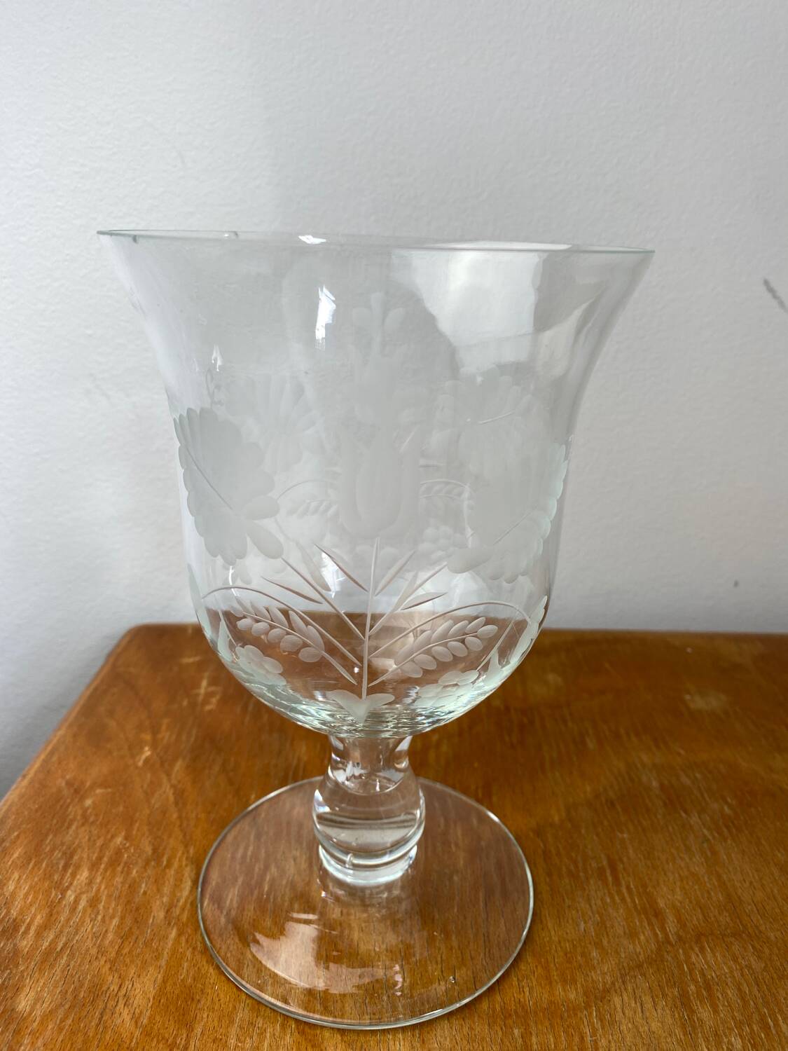 Chalice-shaped glass cup