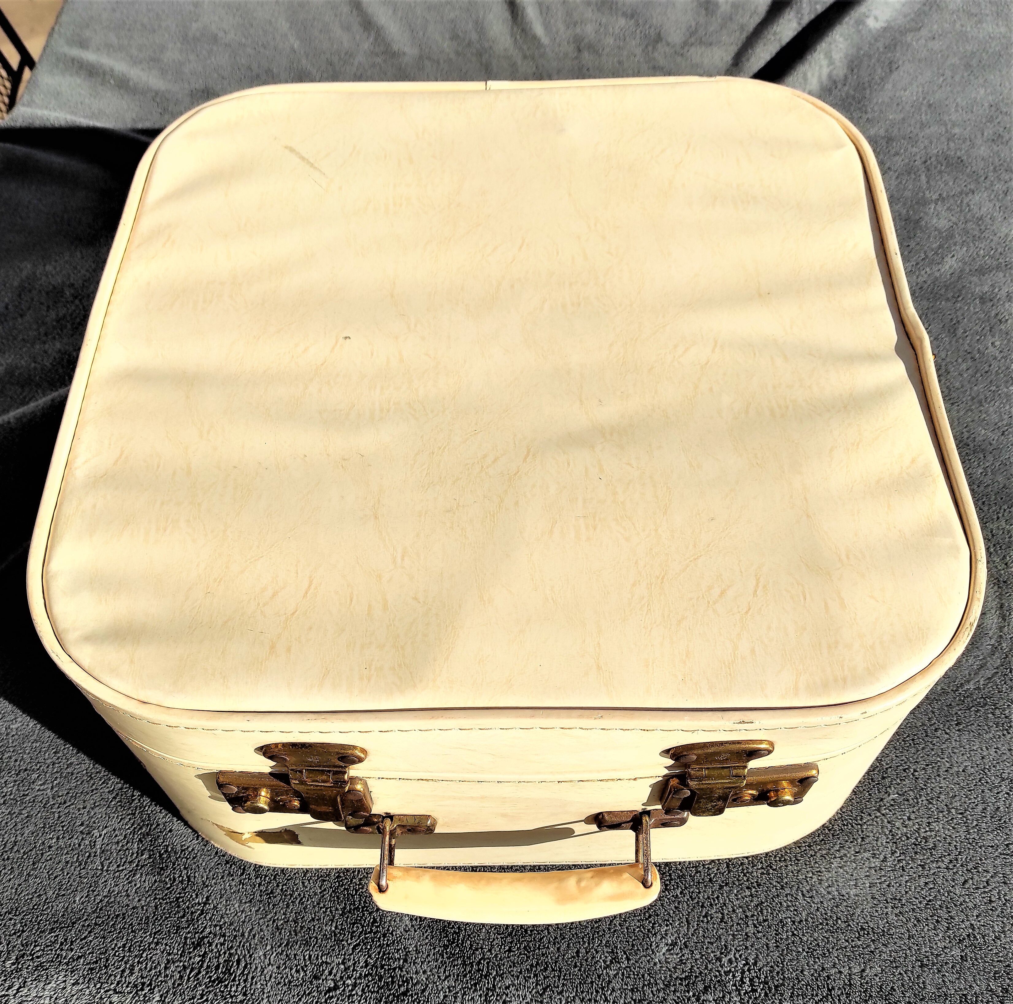 WHITE SUITCASE IN VINTAGE SKAI SQUARE OF 41 CM