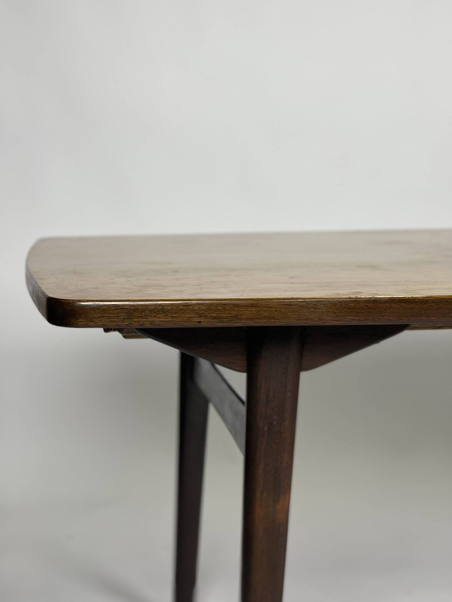 Table scandinave en palissandre par Henning Kjaernulf pour Bruno Hansen