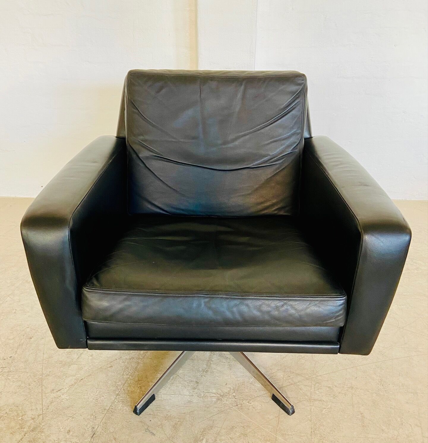 Vintage Danish swivel chair in black leather by Georg Thams
