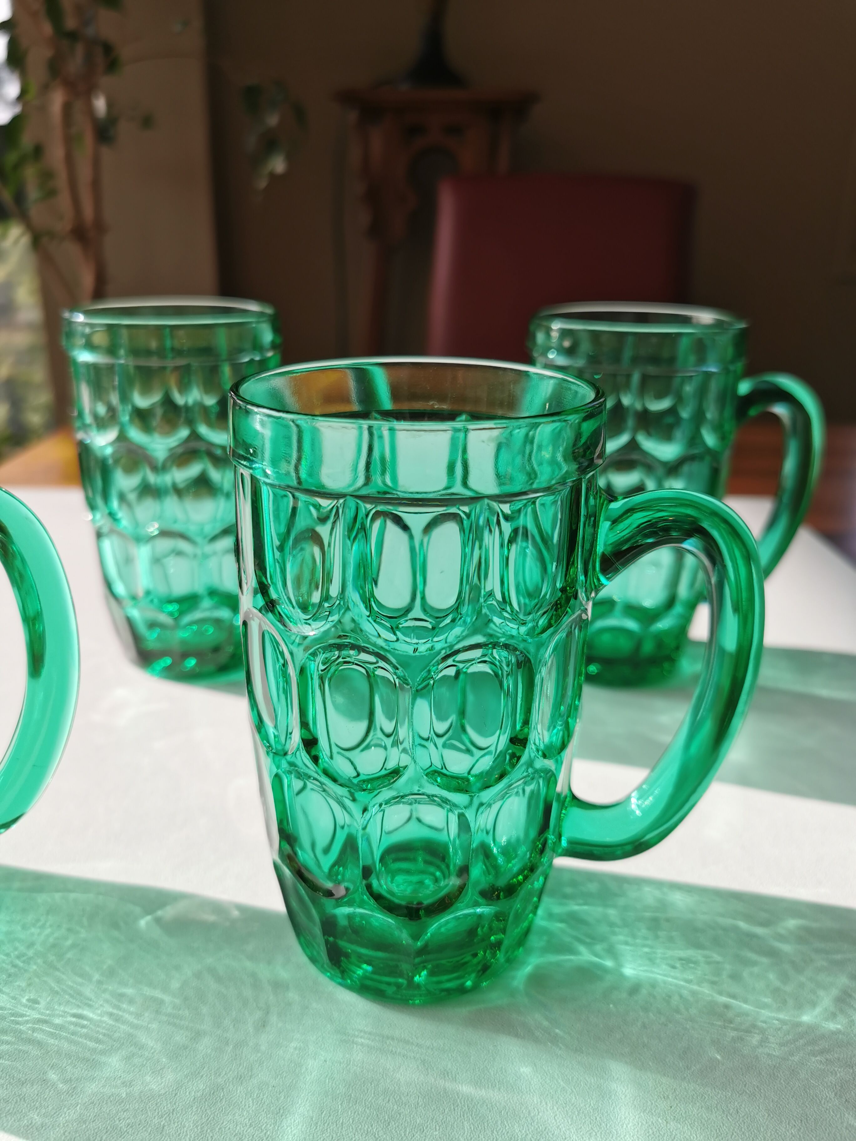 Suite of 4 vintage mugs in green glass