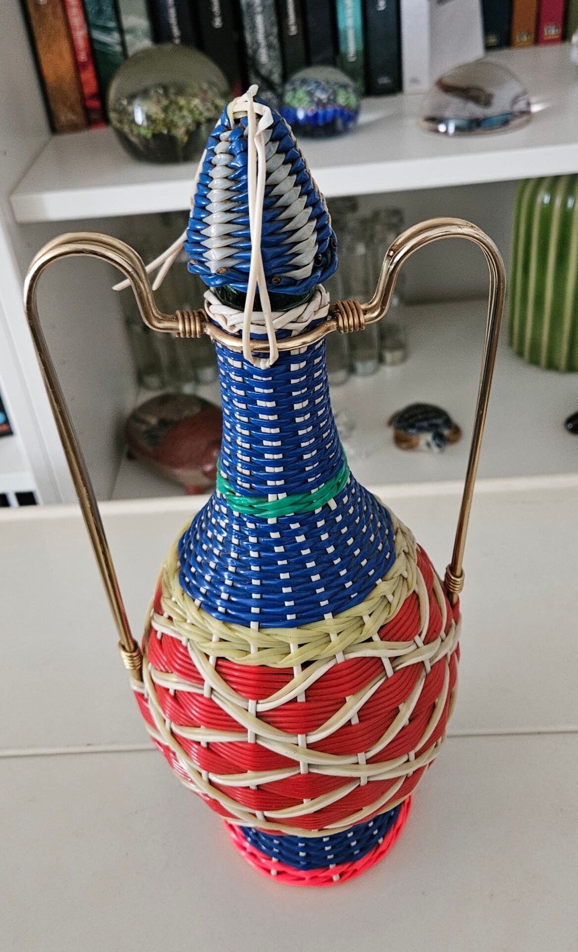 Carafe scoubidou en verre vintage