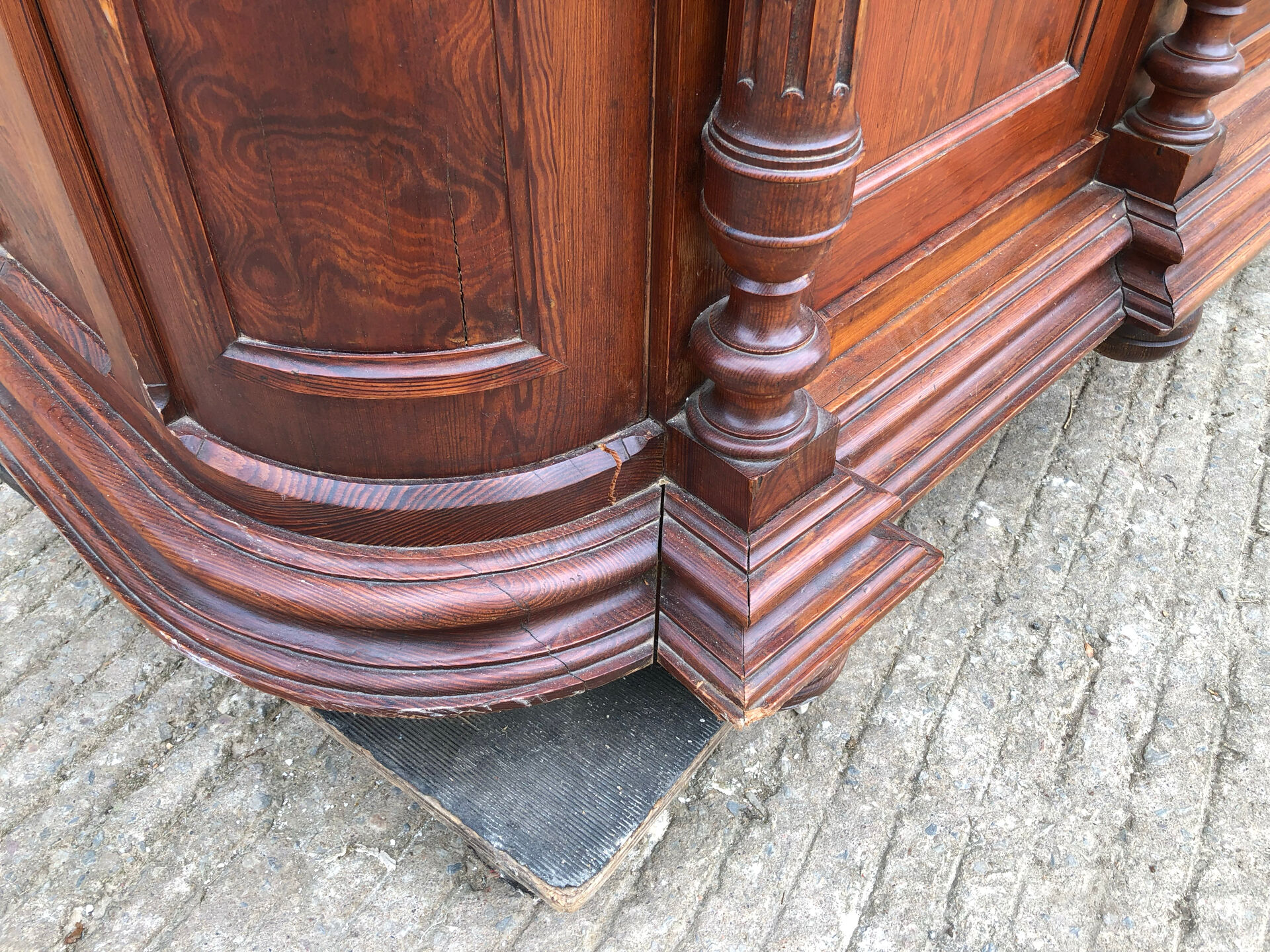 Antique sideboard with rounded edges in pitch pine from the late 19th century.