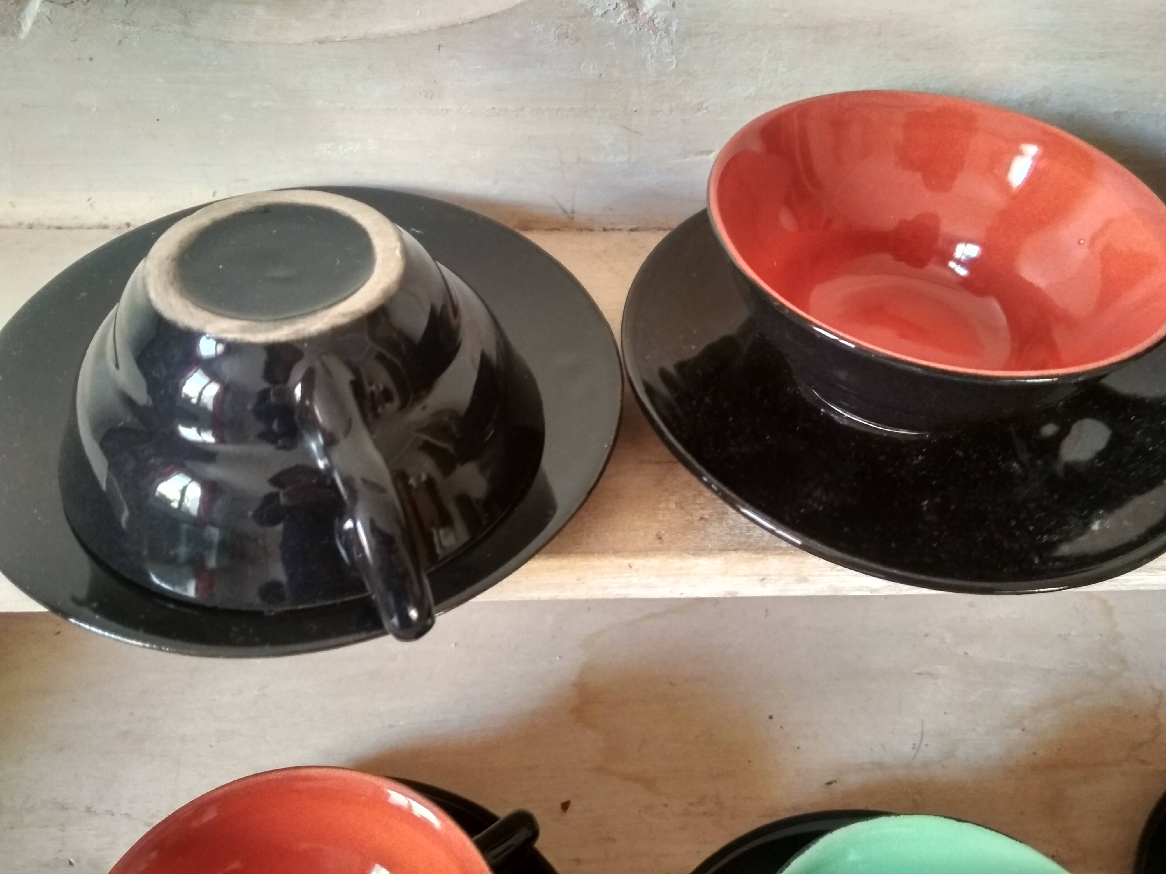 Lot de 6 tasses à thé ou café des années 50, tasses de couleur, sous tasses noires