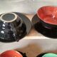 Lot de 6 tasses à thé ou café des années 50, tasses de couleur, sous tasses noires
