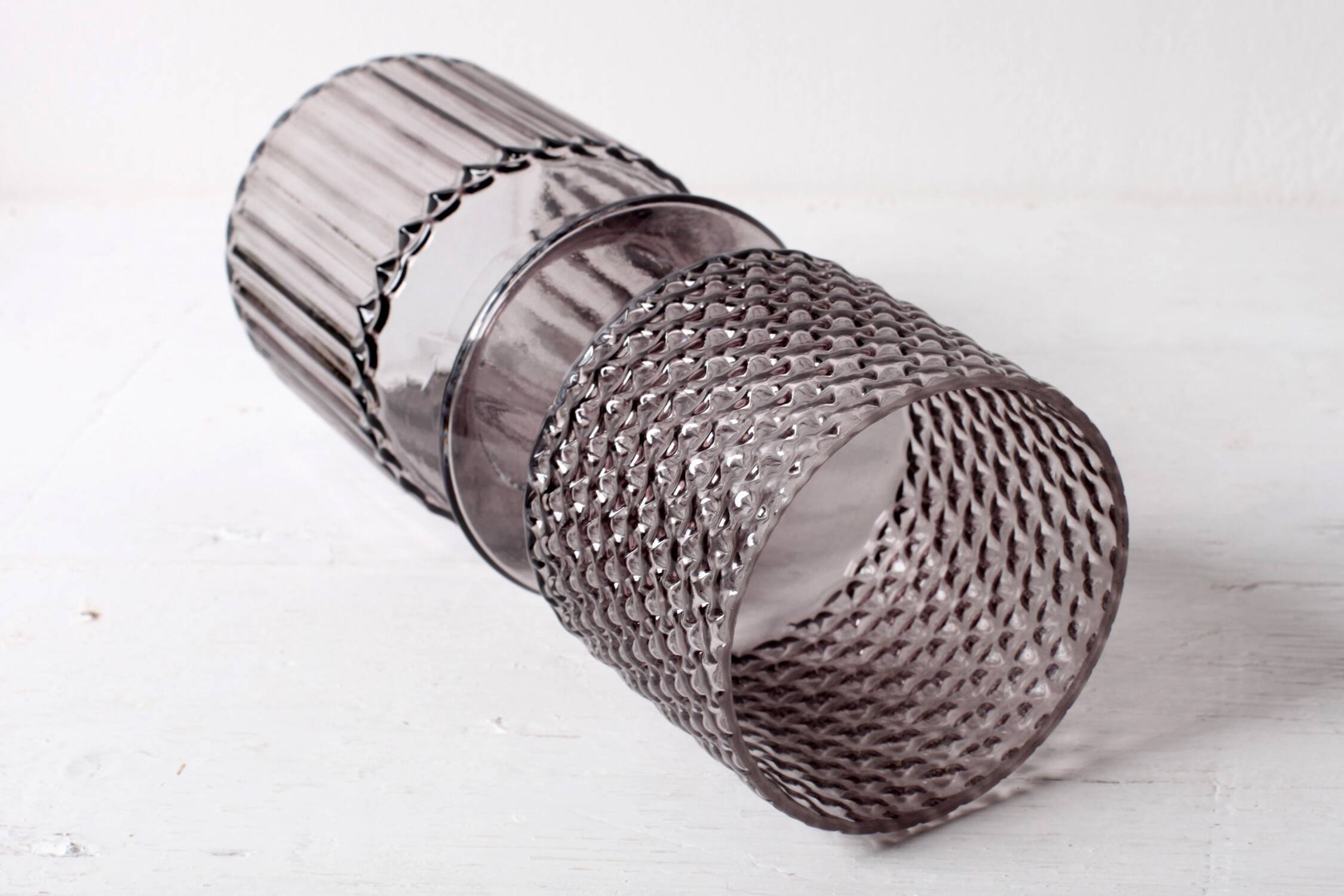 Vase en verre violet élégant / Vase en verre pressé du milieu du siècle / Italie / Années 1990