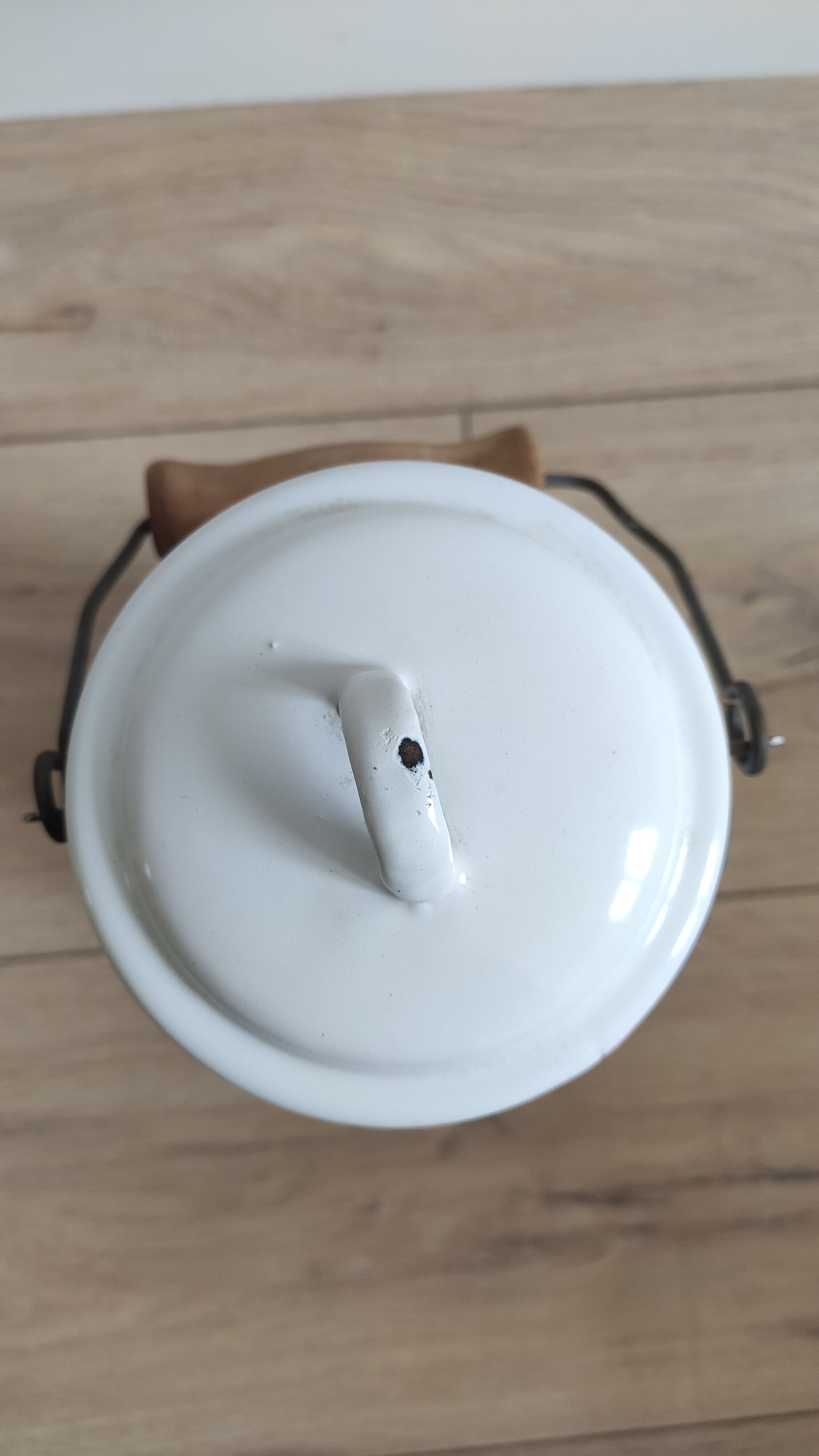 Pot à lait vintage en tôle émaillée