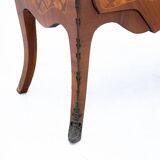 Commode française en noyer datant d'environ 1870.